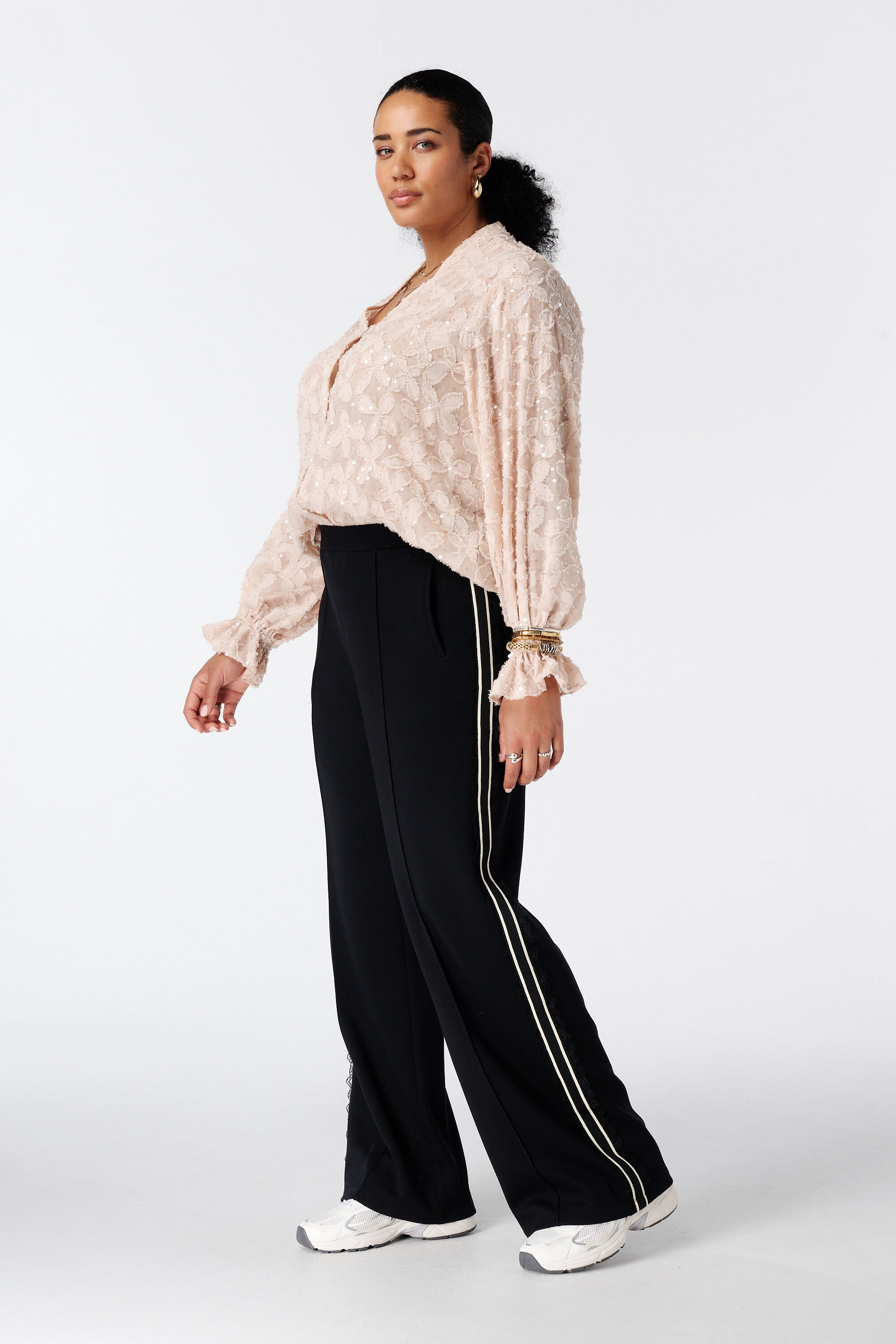 Broek met kanten zijstreep