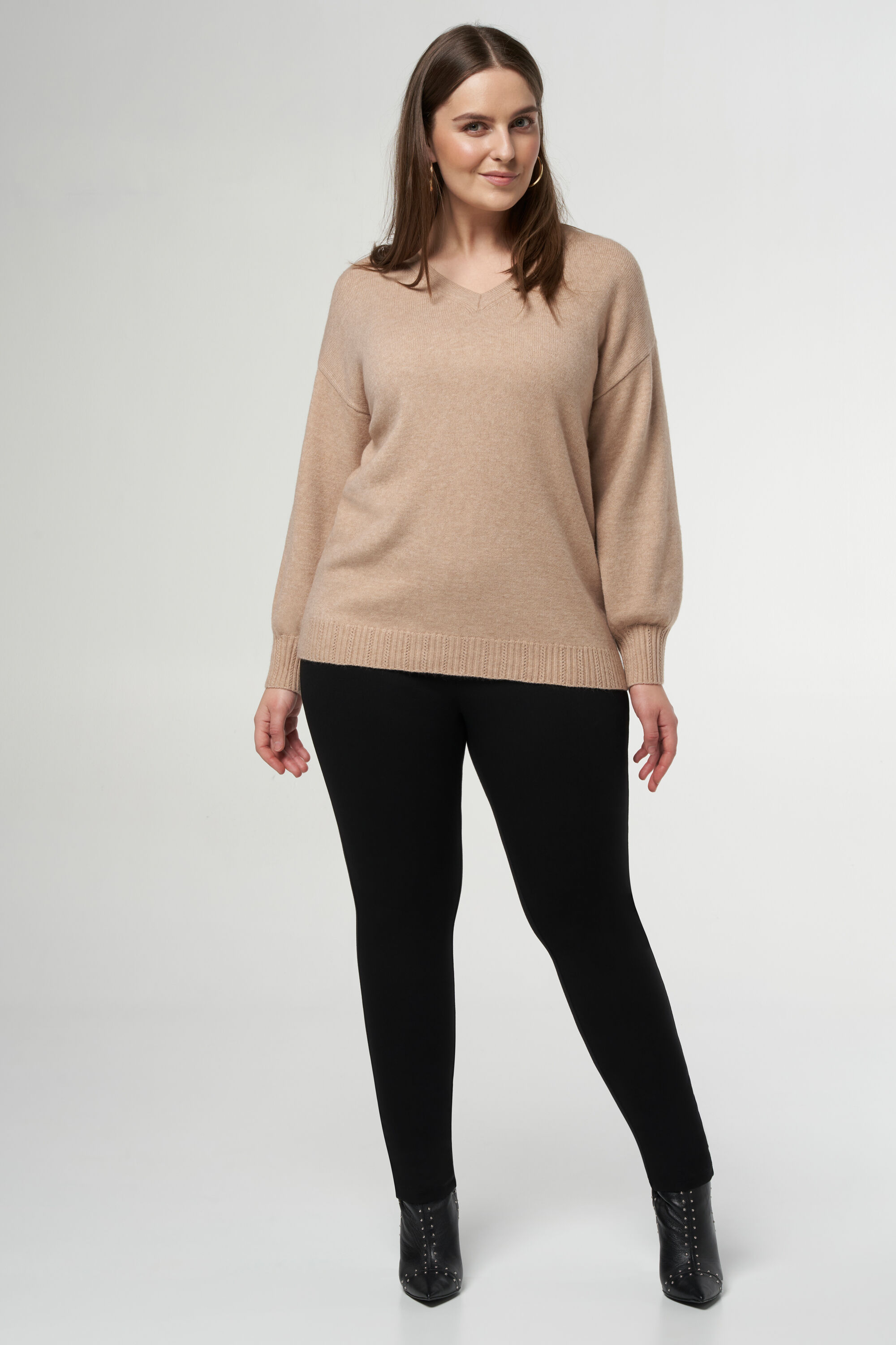 Fijn gebreide trui met v-hals image number 5