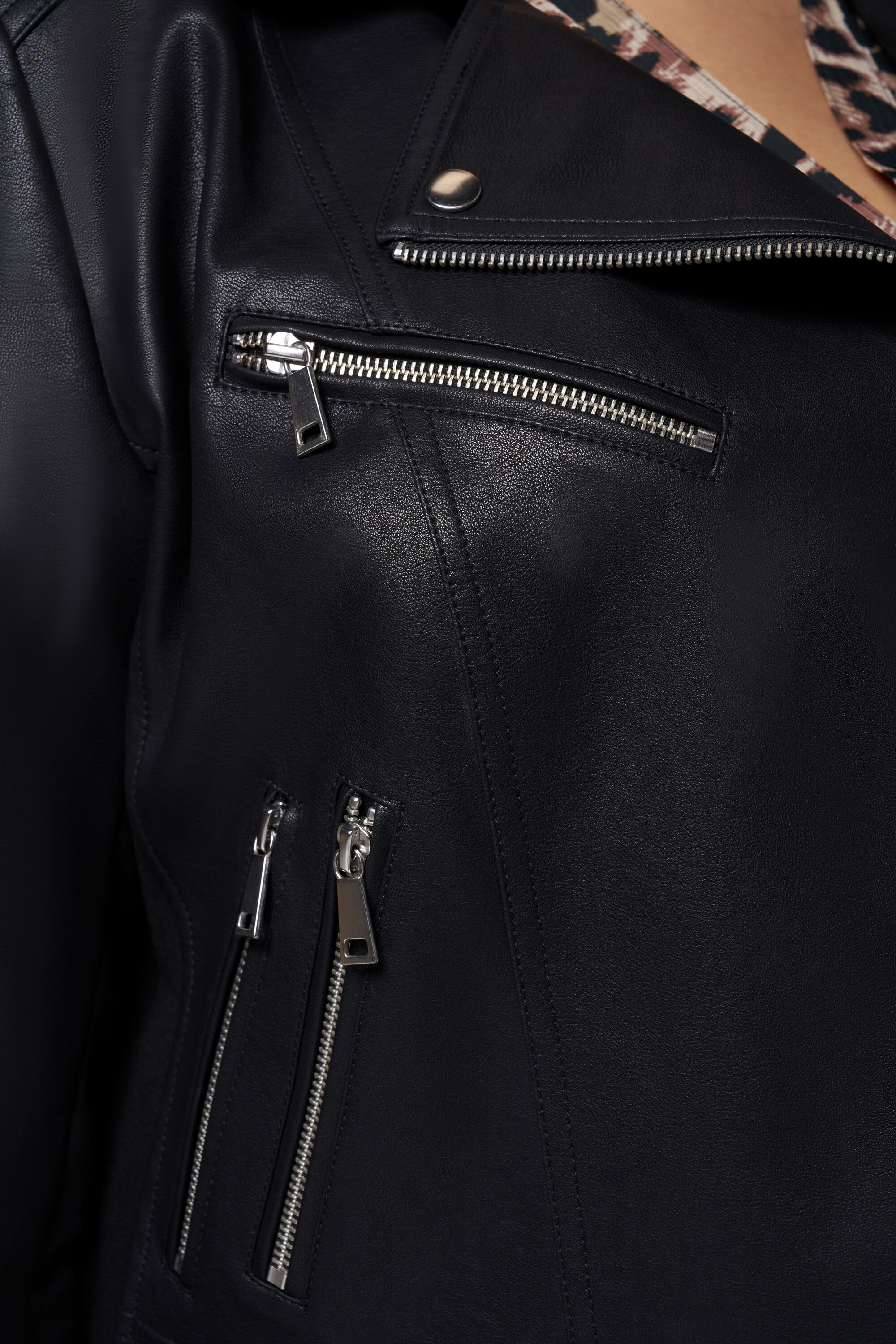 Leerlook jacket met zilveren details image number 4