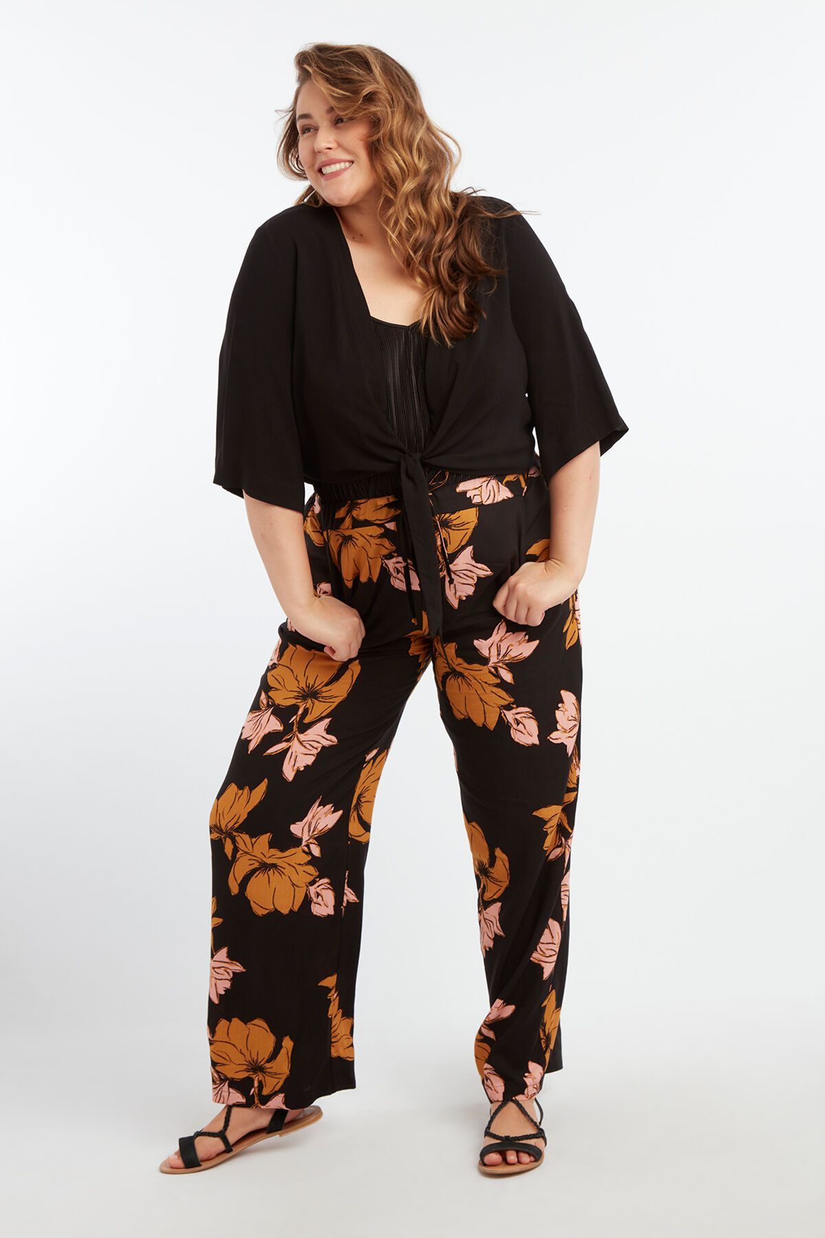 Wijdvallende broek met bloemenprint image number 5