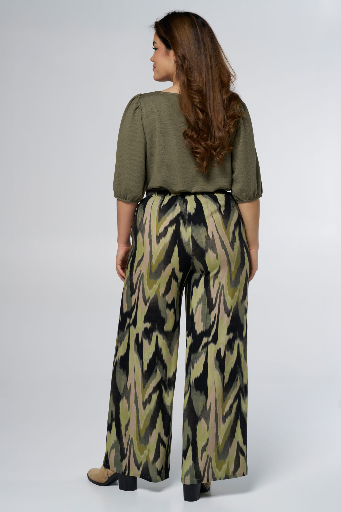 Rechtvallende broek met strikdetail image number 3