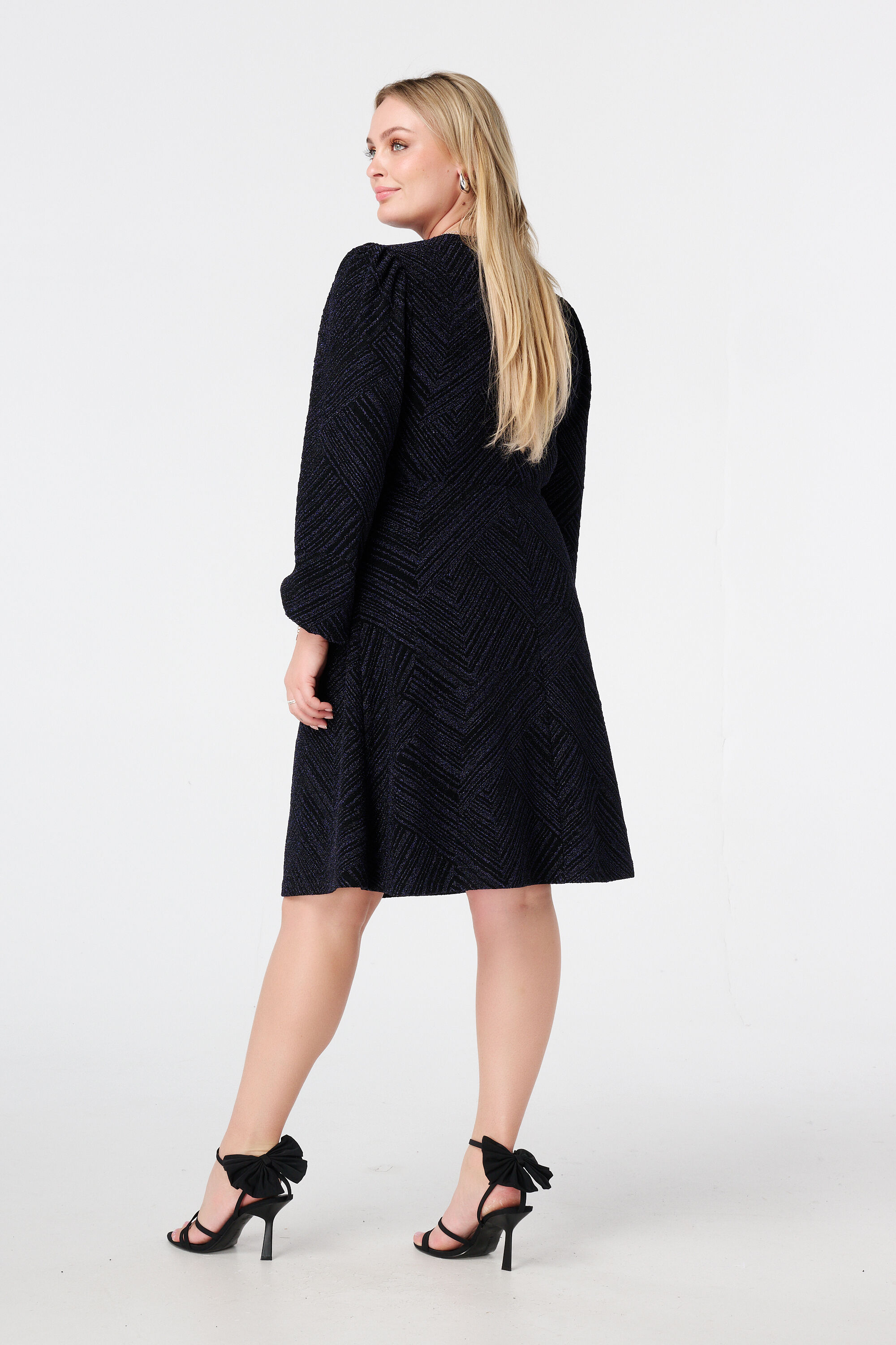 Lurex jurk met knoopdetail image number 3