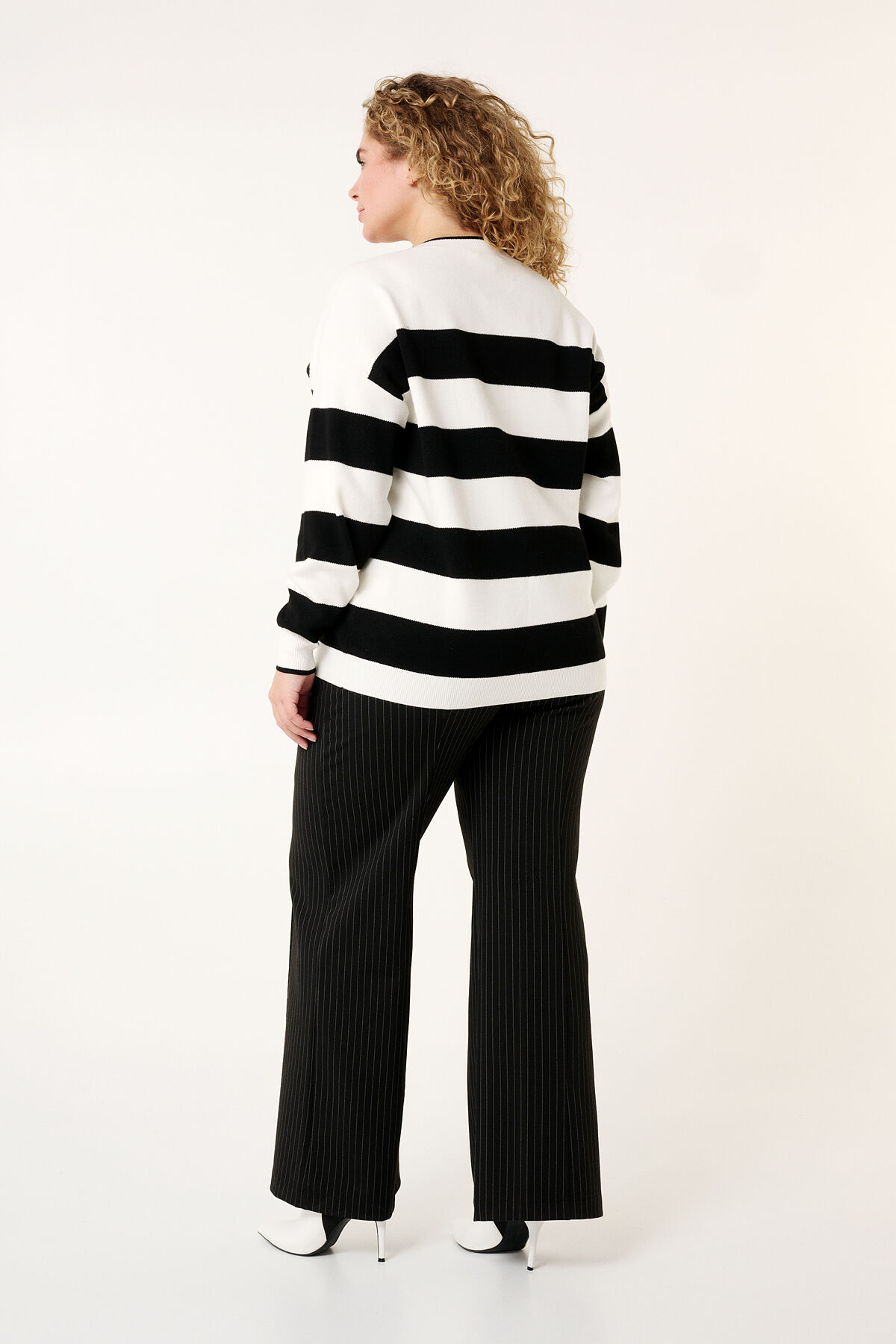 Fijn gebreide trui met strepen image number 3