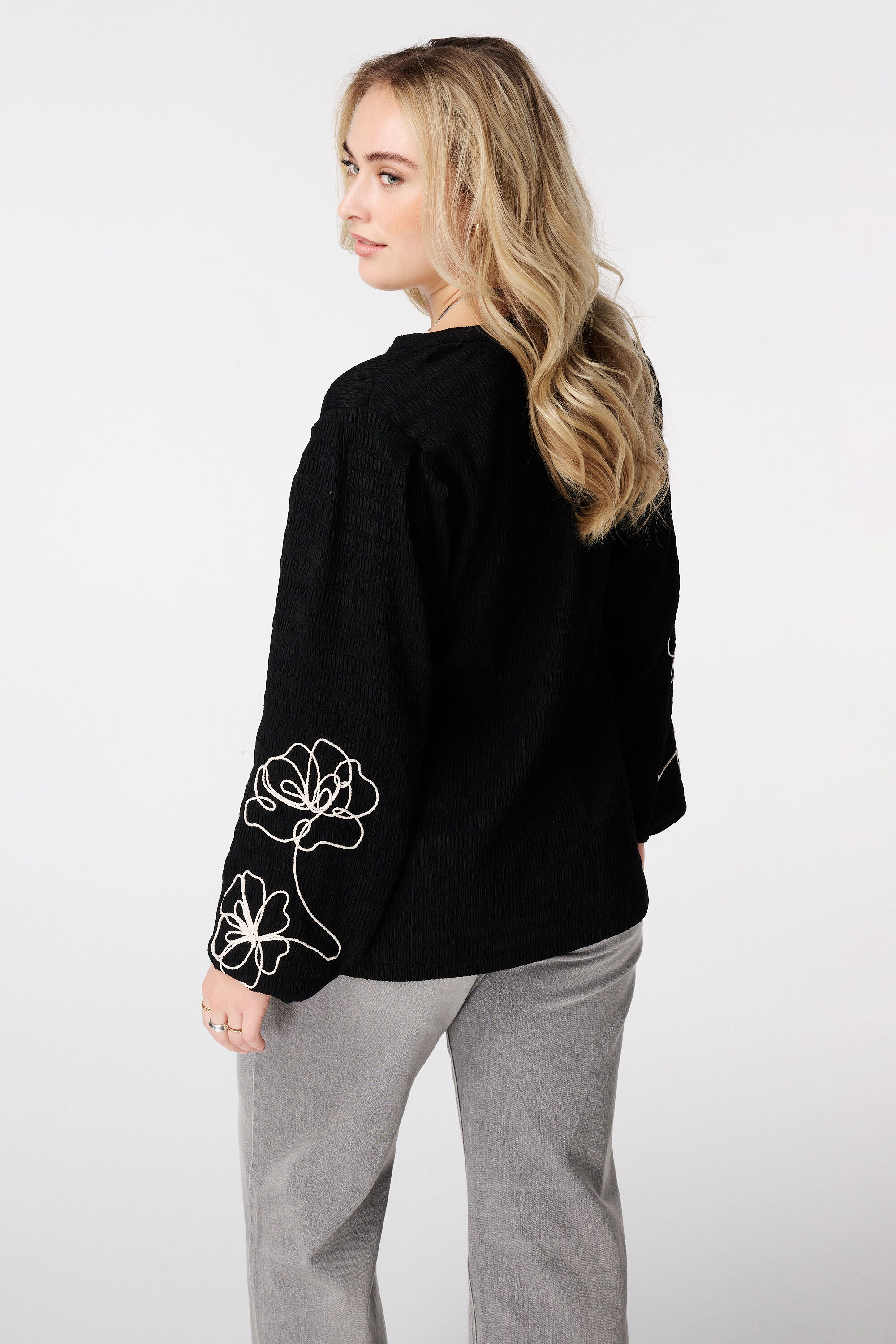 Blouse met embroidery  image number 3