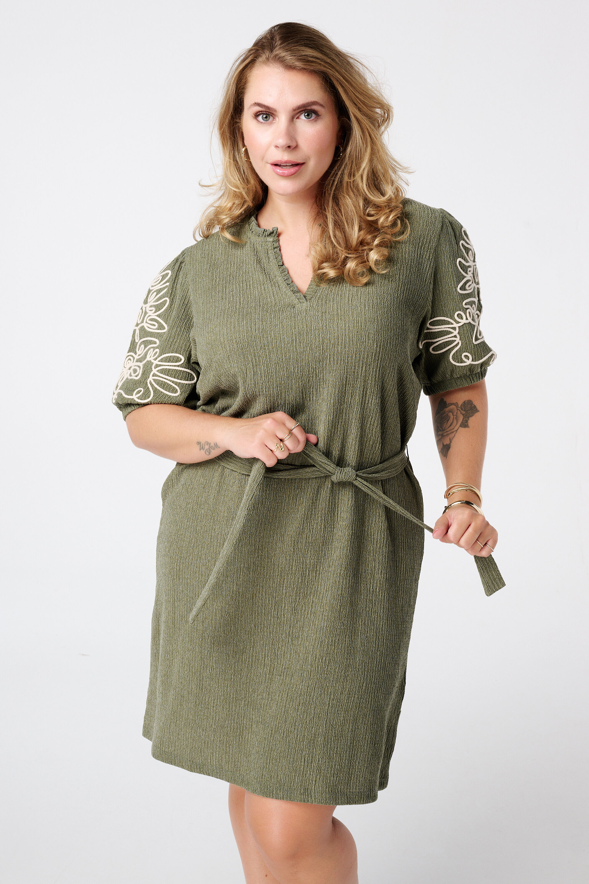 Jurk met details op de mouwen image number 5