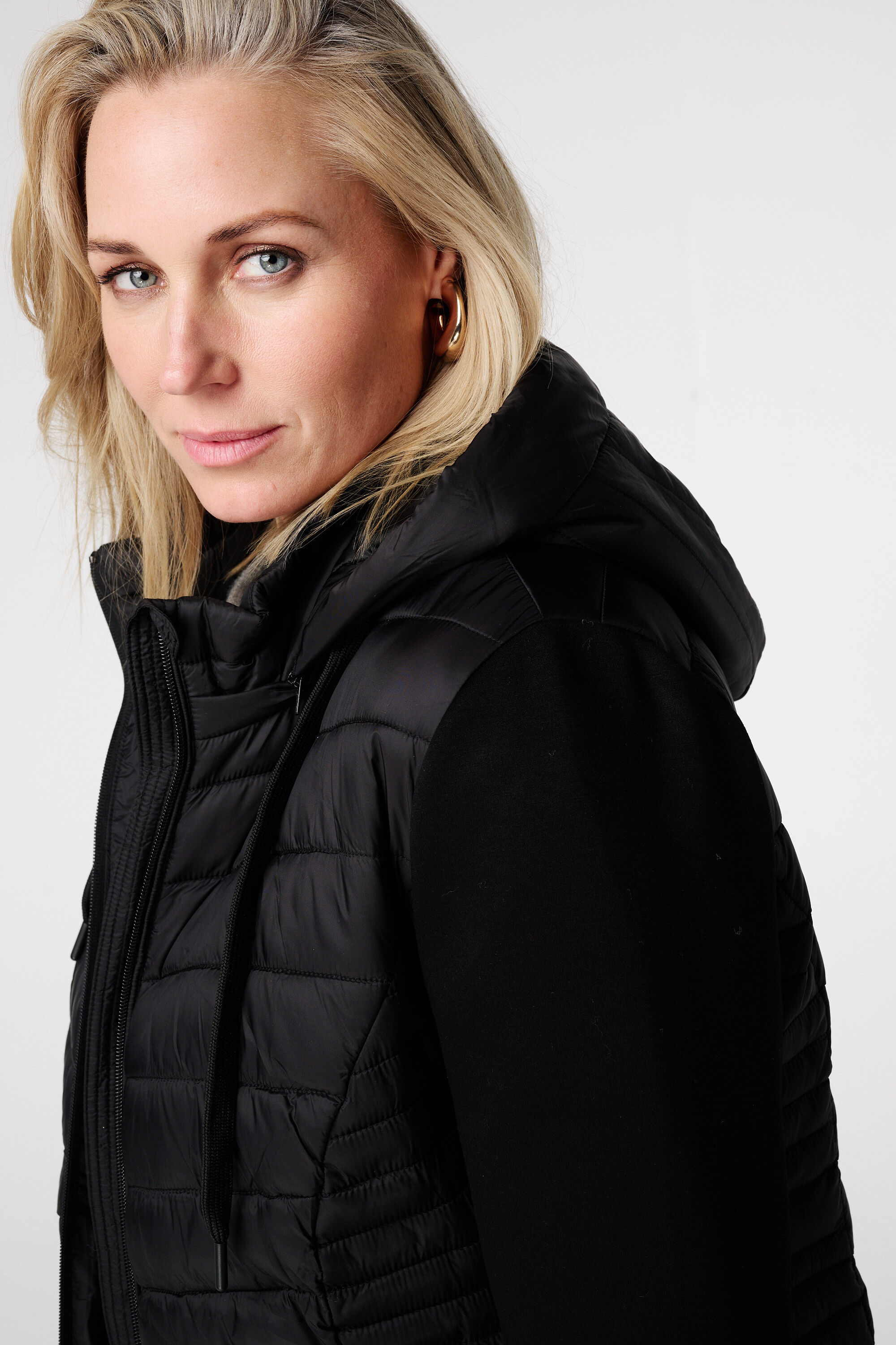 Gewatteerde jas met stoffen mouwen image number 4