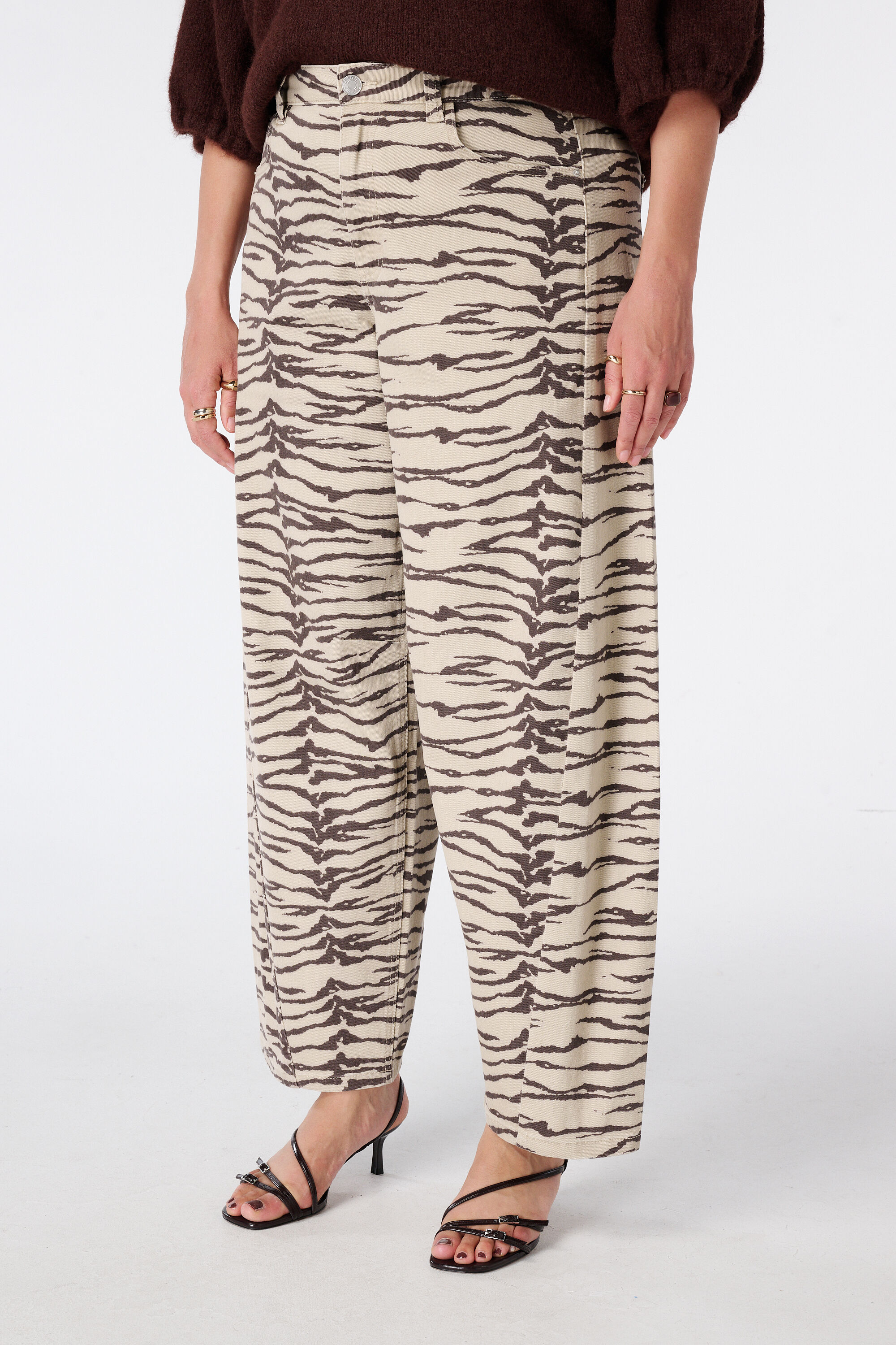 Barrel jeans met zebra print image number 5