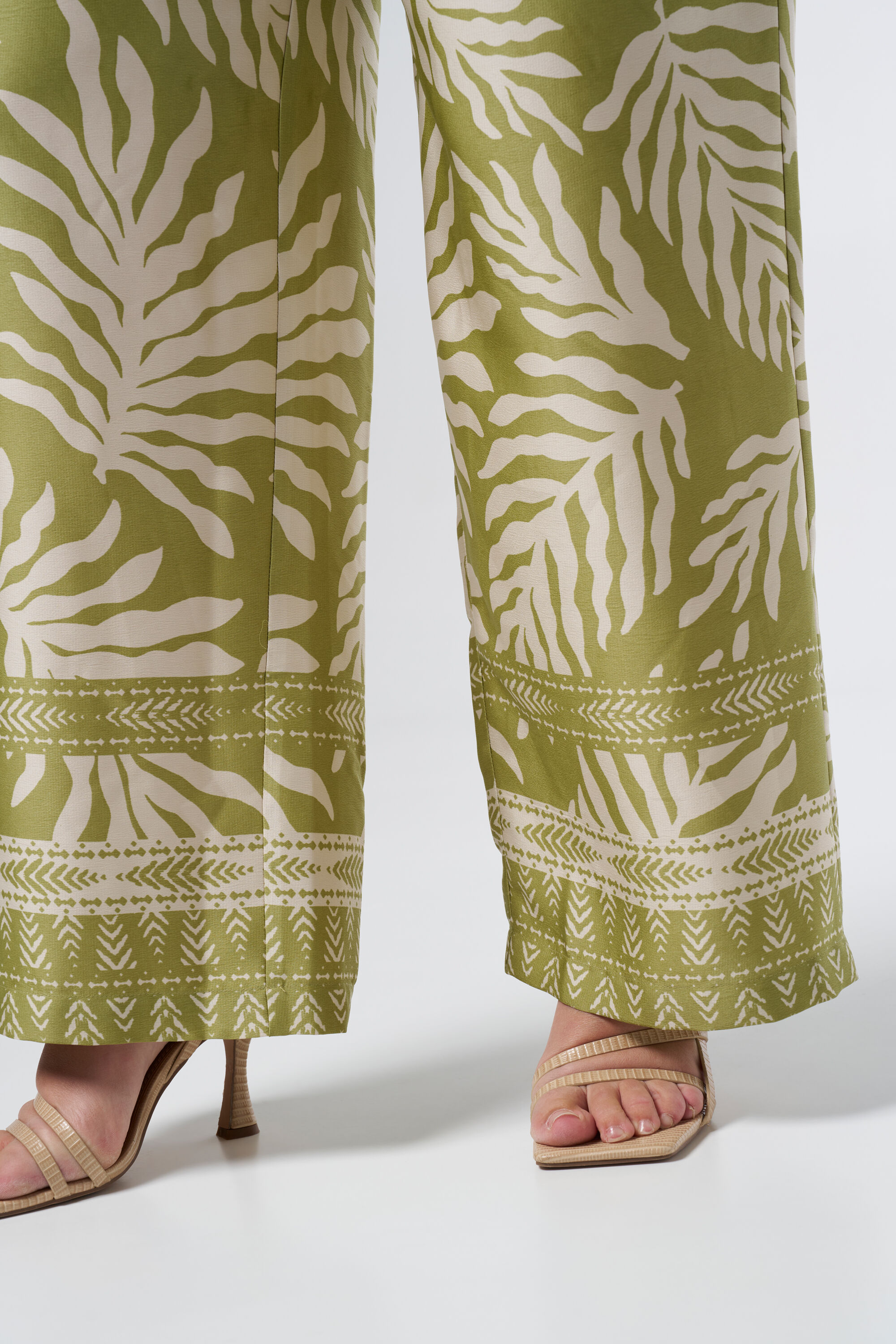 Rechtvallende broek met strikdetail image number 4