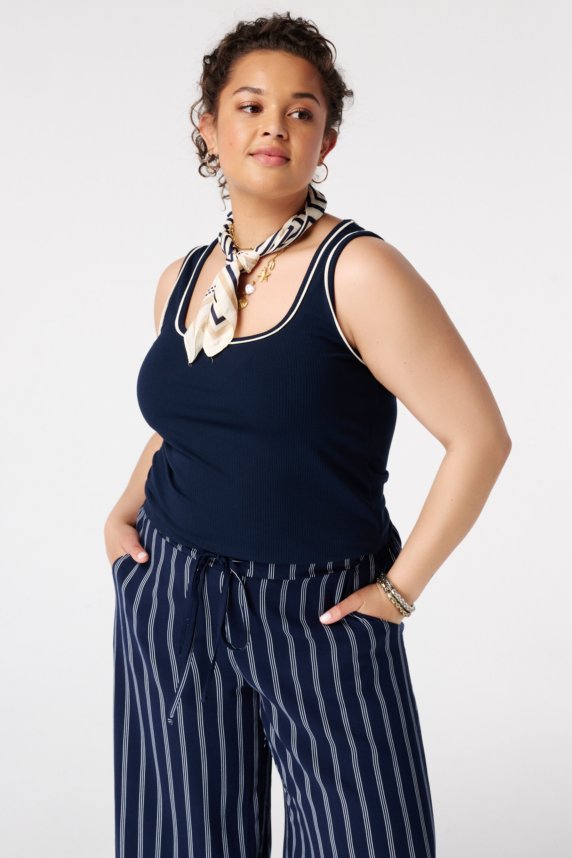 Rib top met contrastdetail