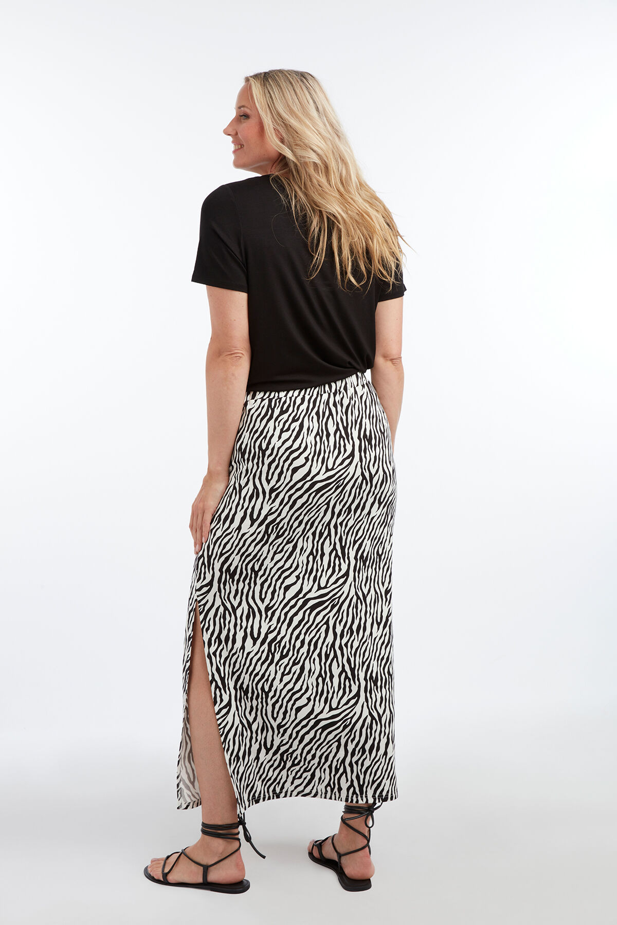 T-shirt met kraaltjes en studs image number 5