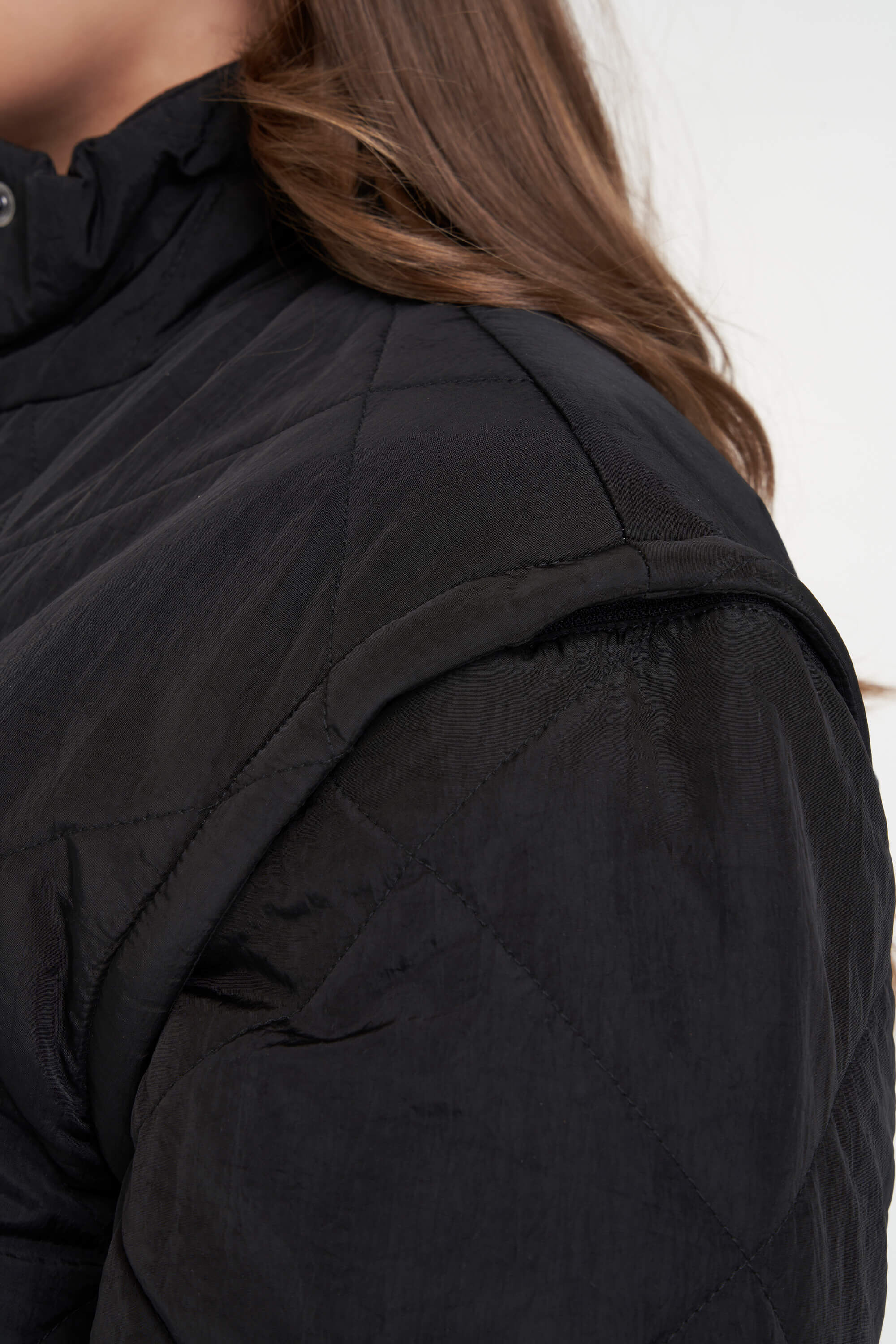 Gewatteerde jas met afritsbare mouwen image number 5