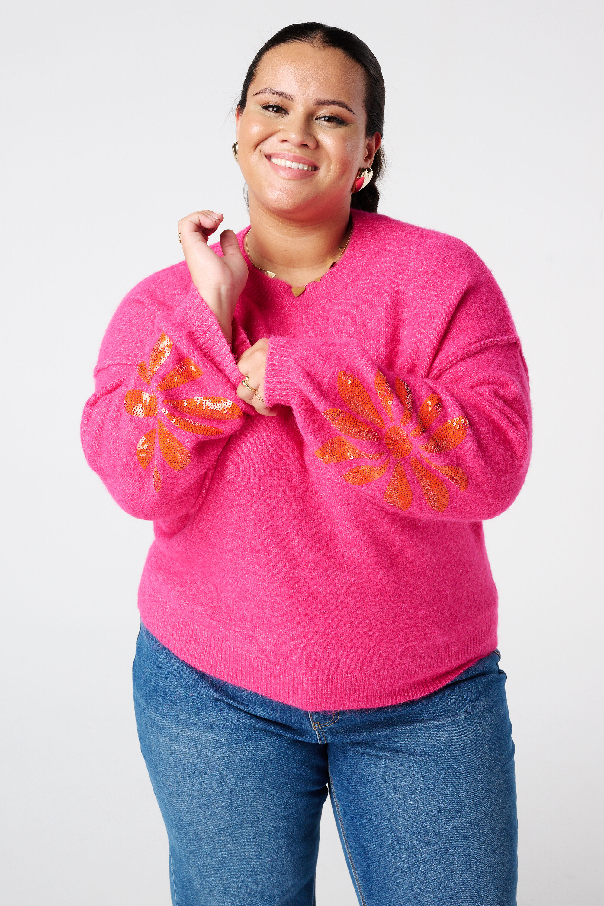 Gebreide trui met pailletten op de mouwen