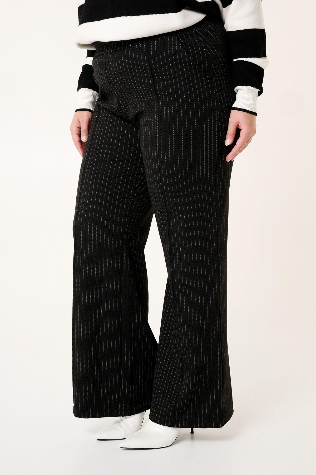 Pantalon met krijtstrepen en wijde pijpen image number 5