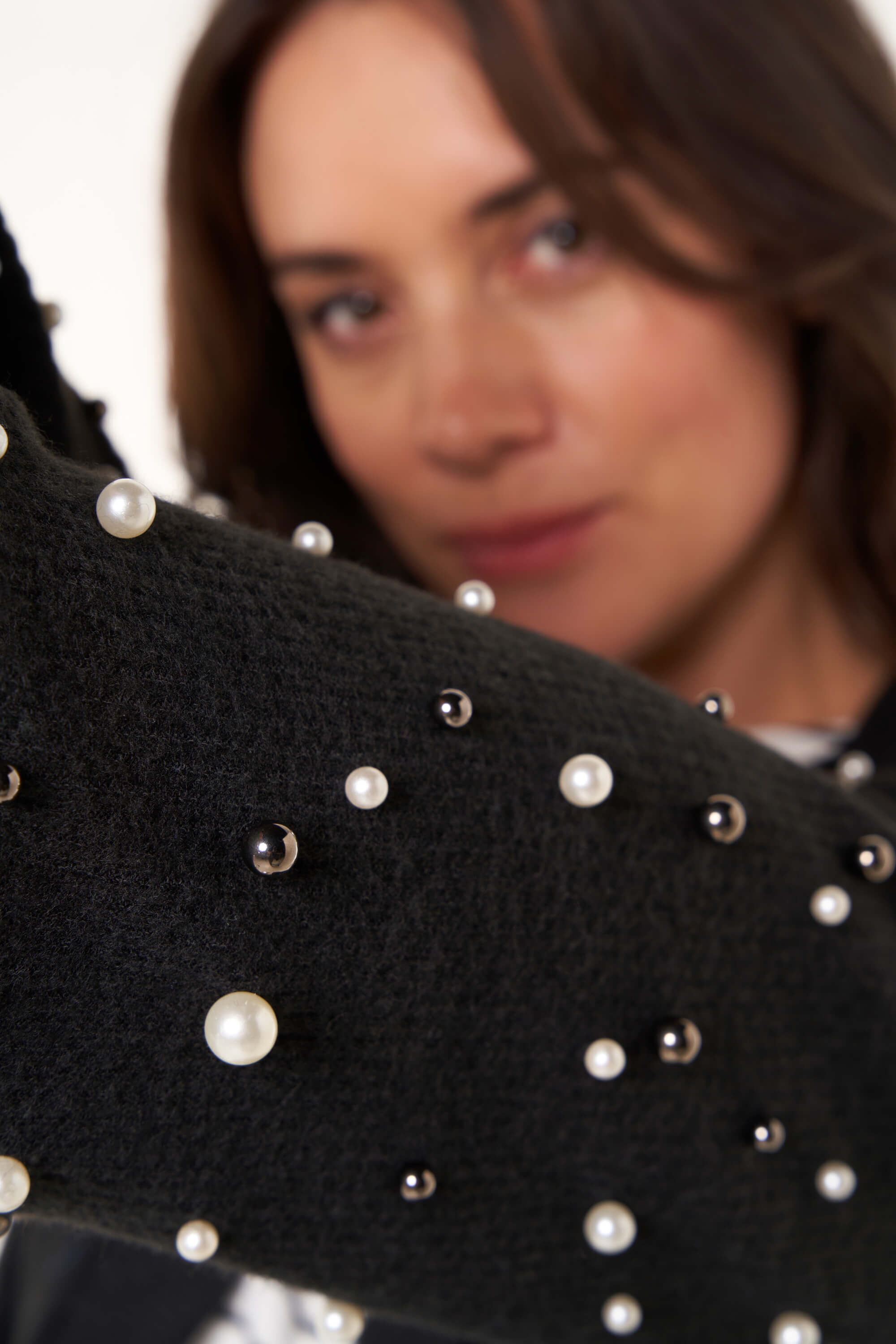 Openvallend vest met parels image number 4