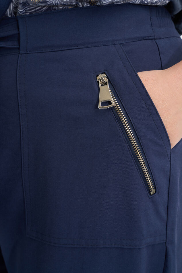 Losvallende 3/4 pantalon met strikceintuur image number 5