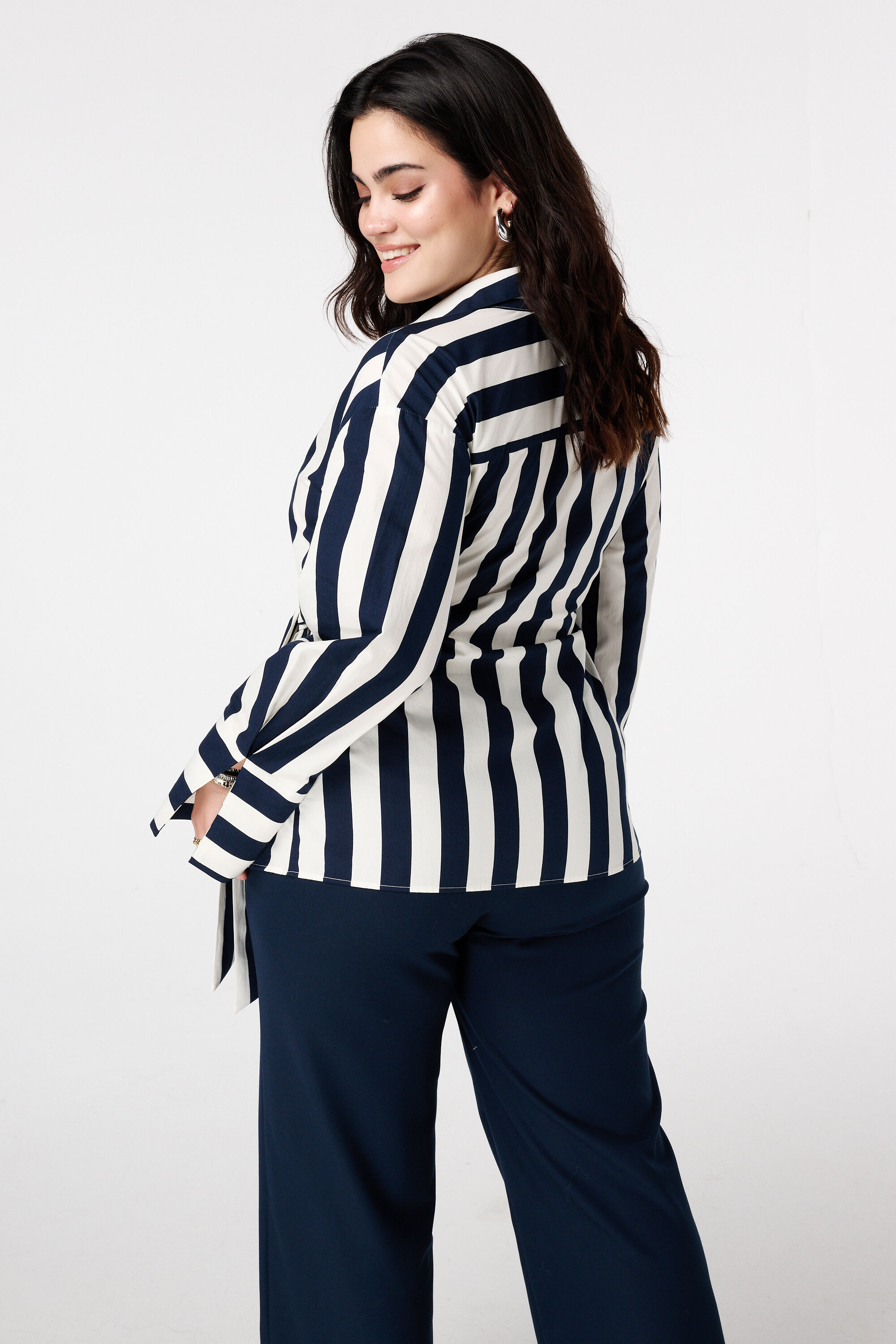 Overslagblouse met V-hals en strikdetail image number 3