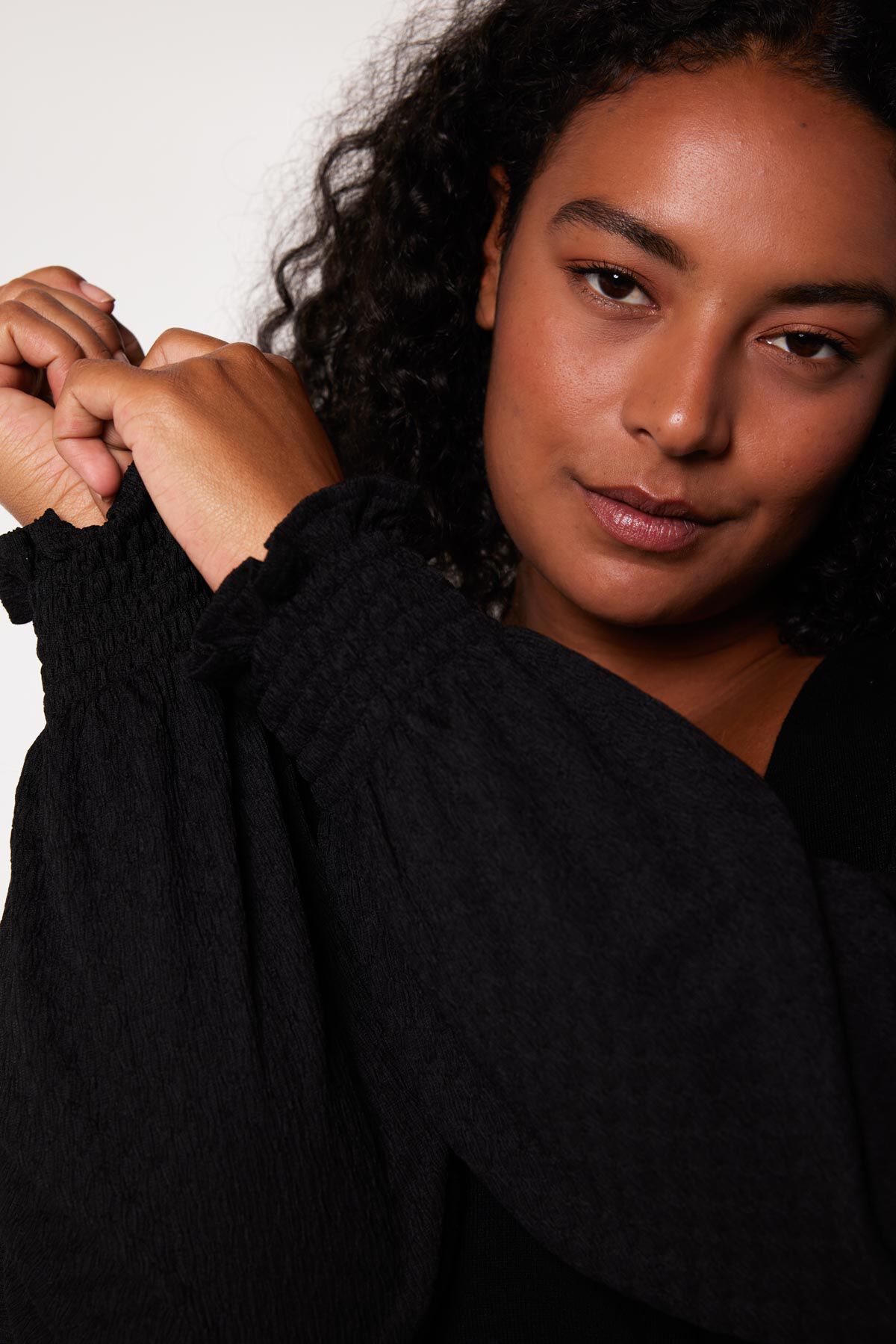 Fijngebreide trui met structuurmouw image number 4