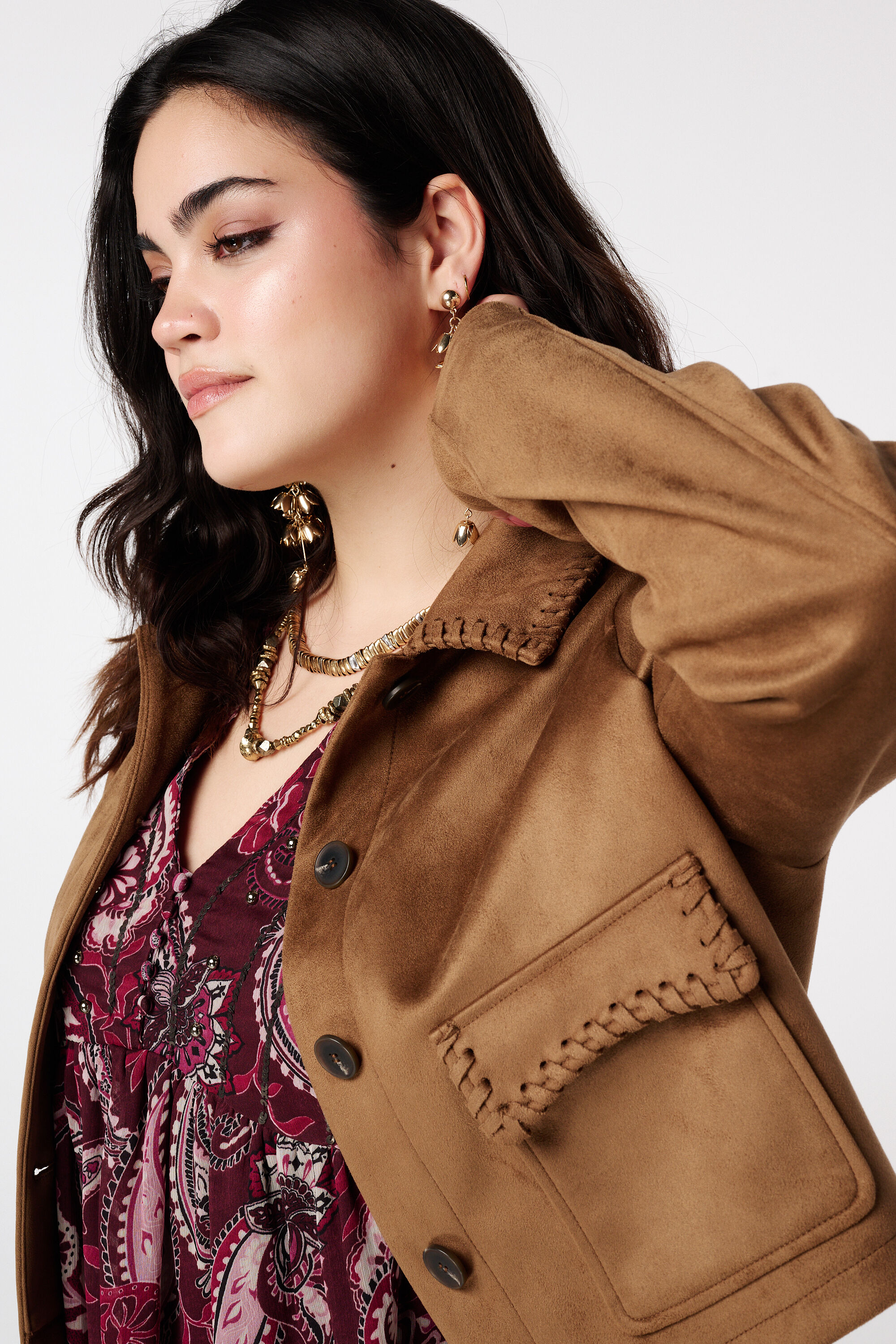 Kort suedine jasje met sierstiksels image number 4