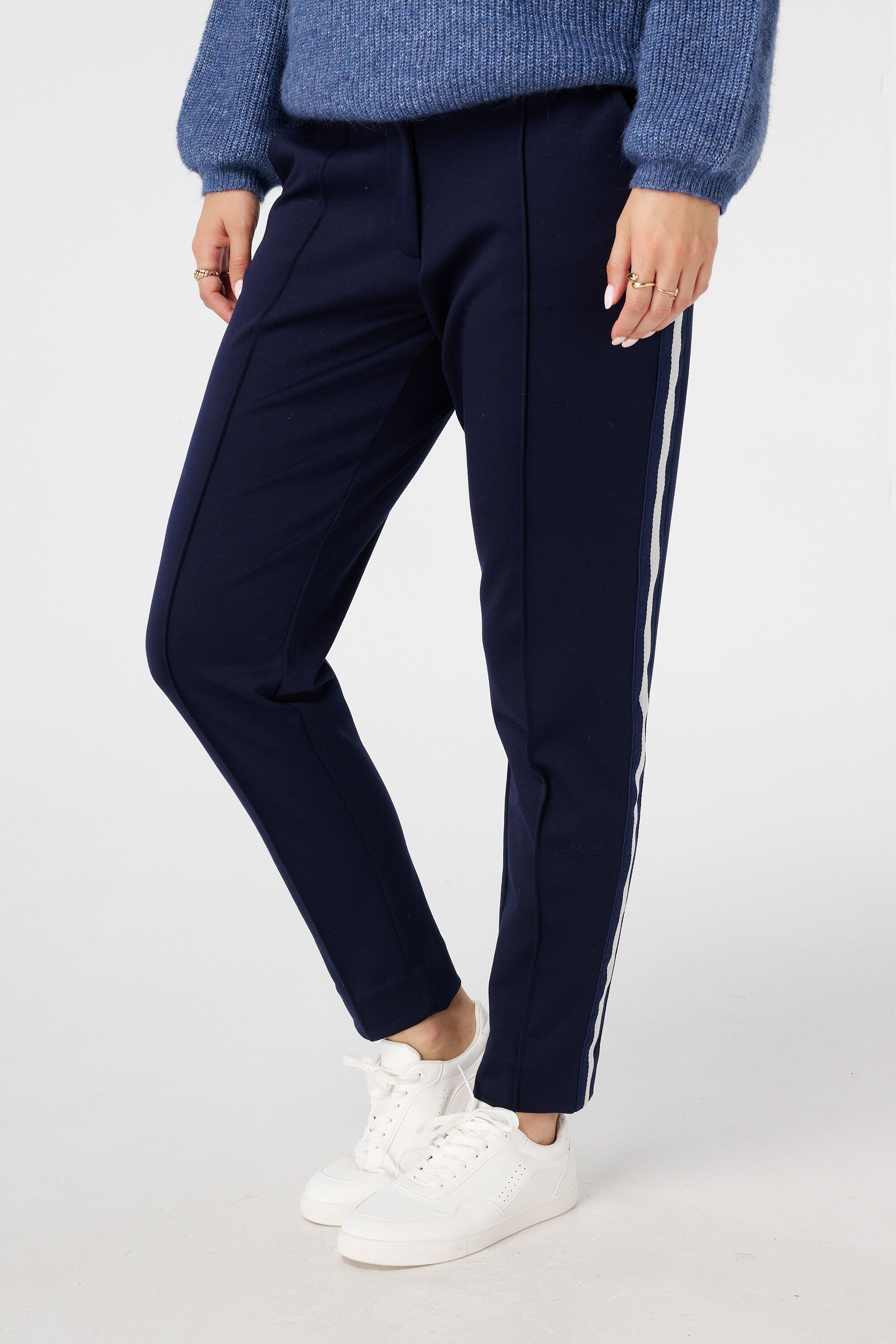 Tapered pantalon met bies aan de zijkant image number 5