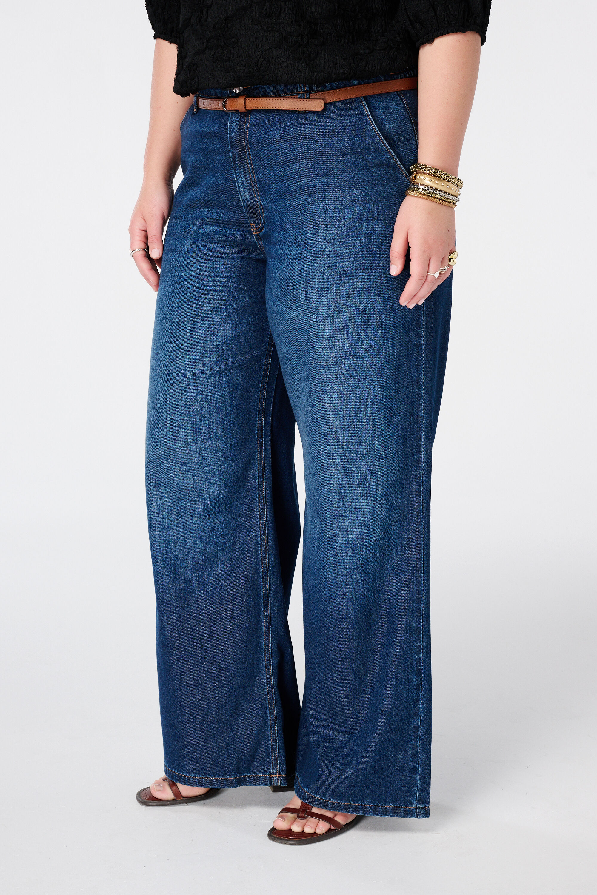 Wide leg jeans met ceintuur image number 5