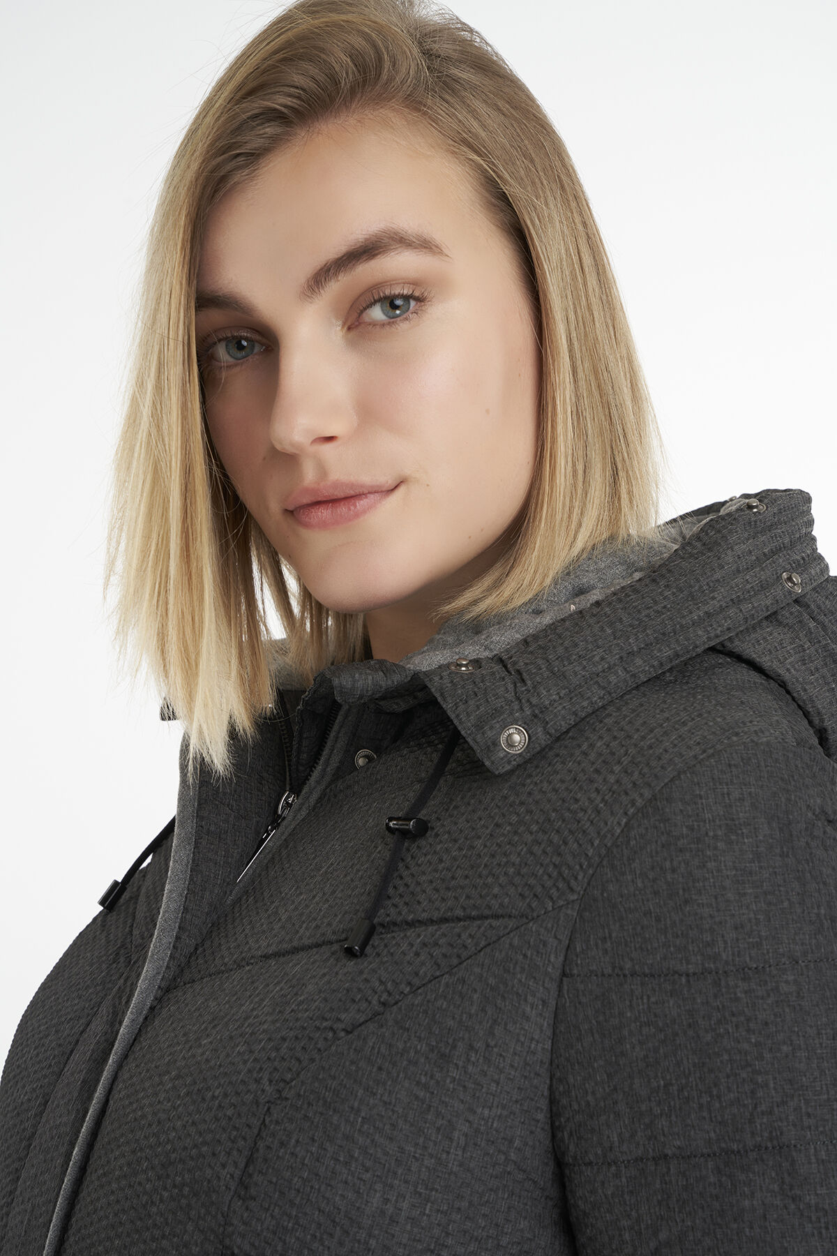 Gewatteerde jas met capuchon image number 6