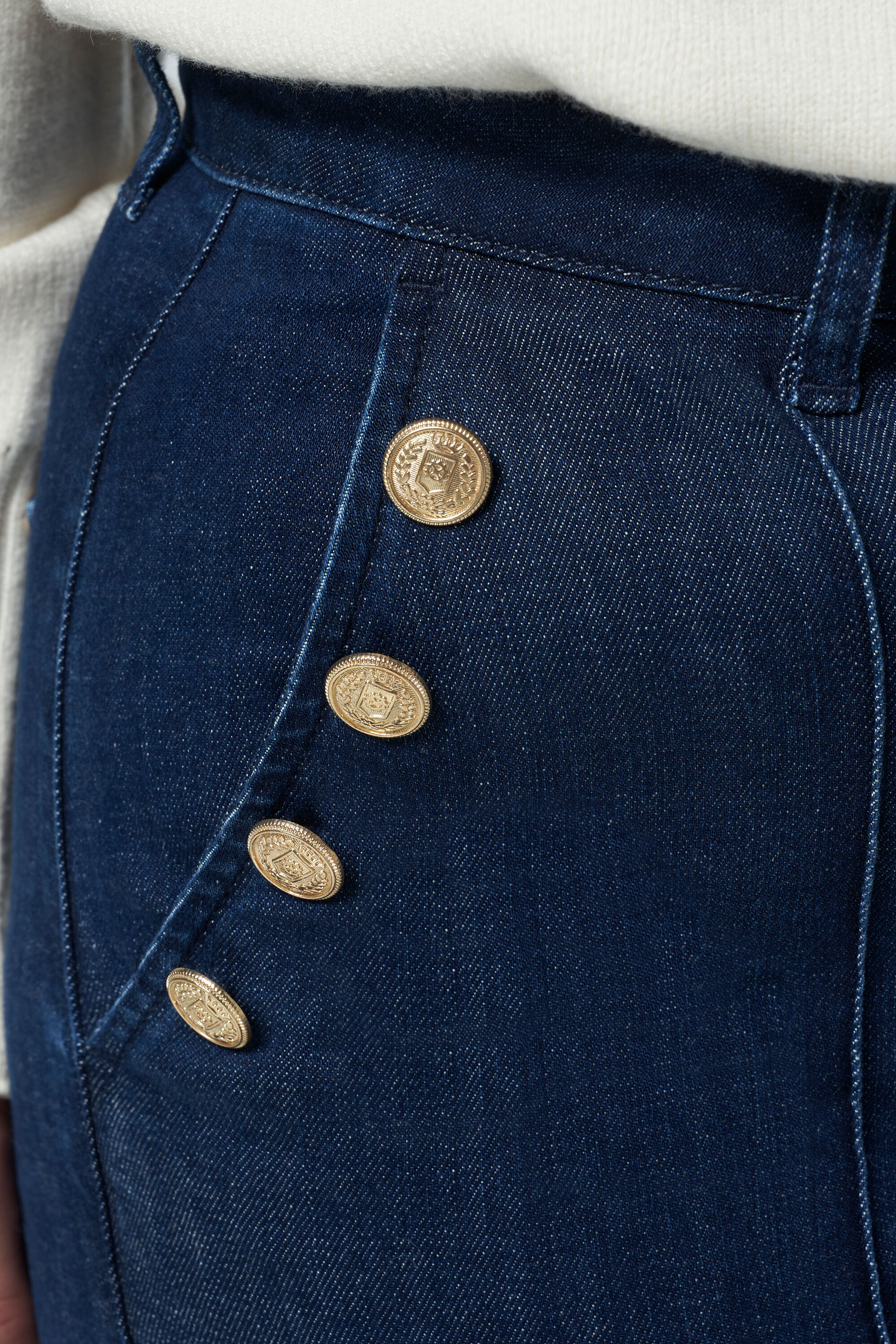 Wide leg jeans met gouden knopen image number 4