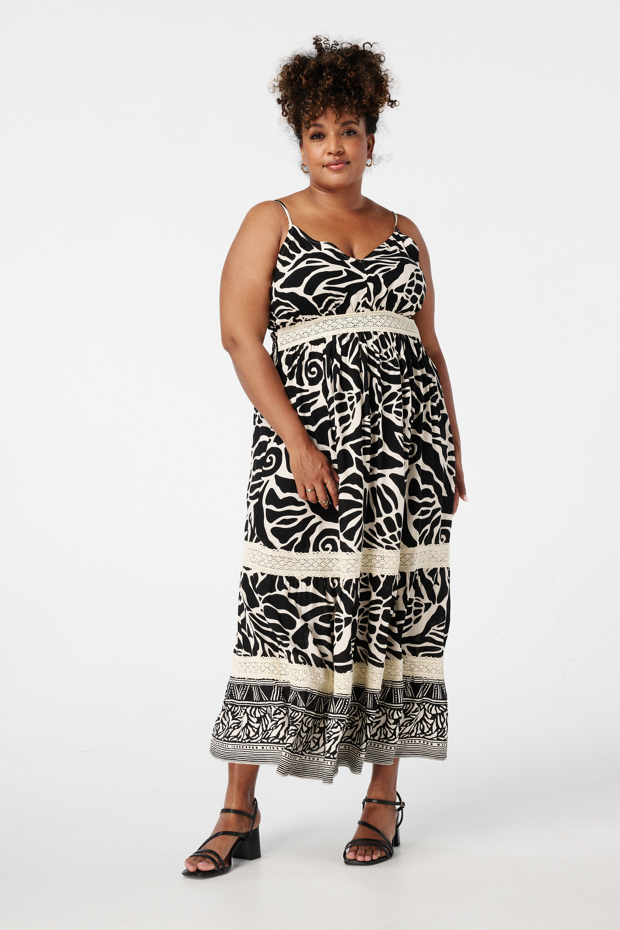 Maxi jurk met print en kantdetails image number 5