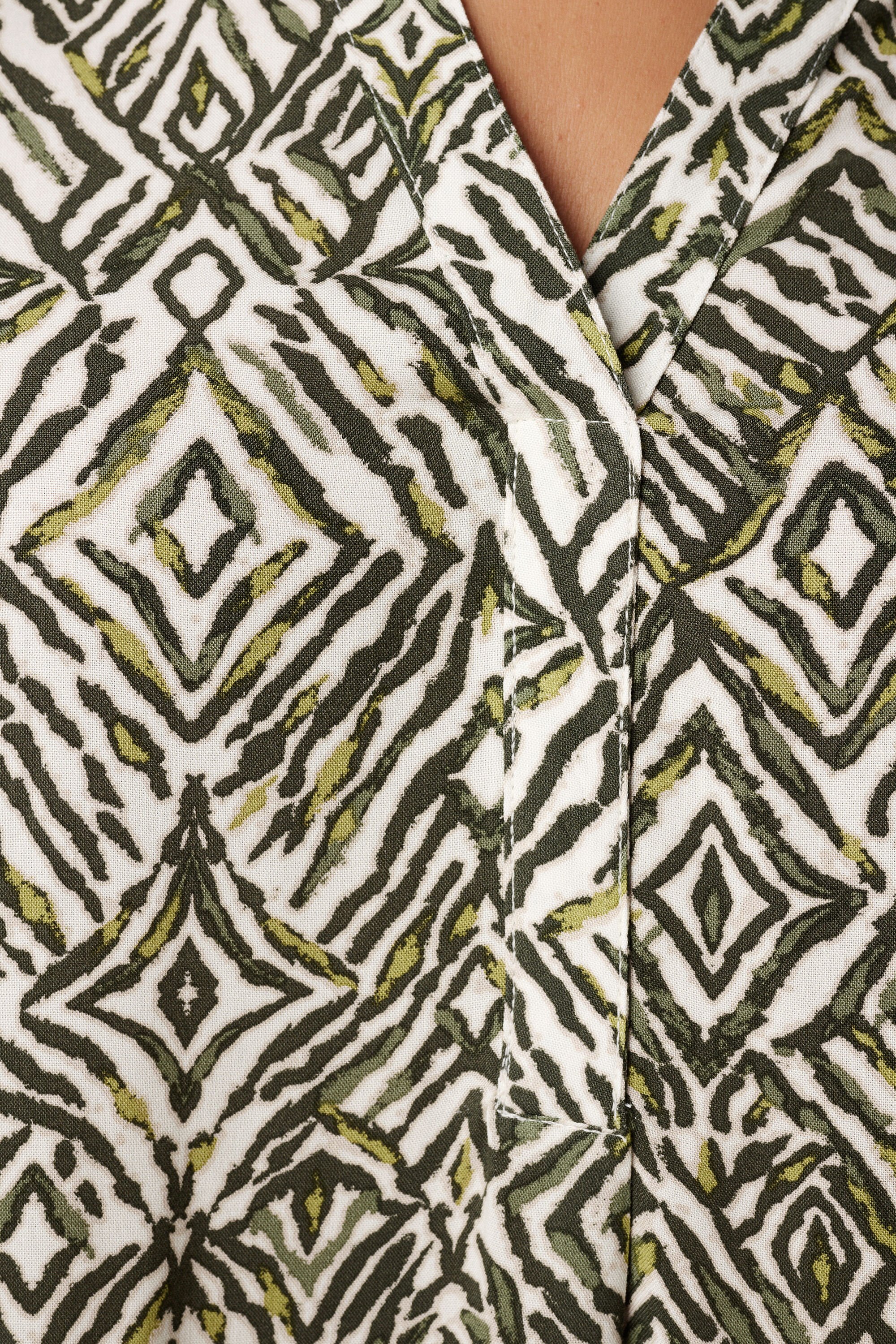 Top met V-hals en print image number 6