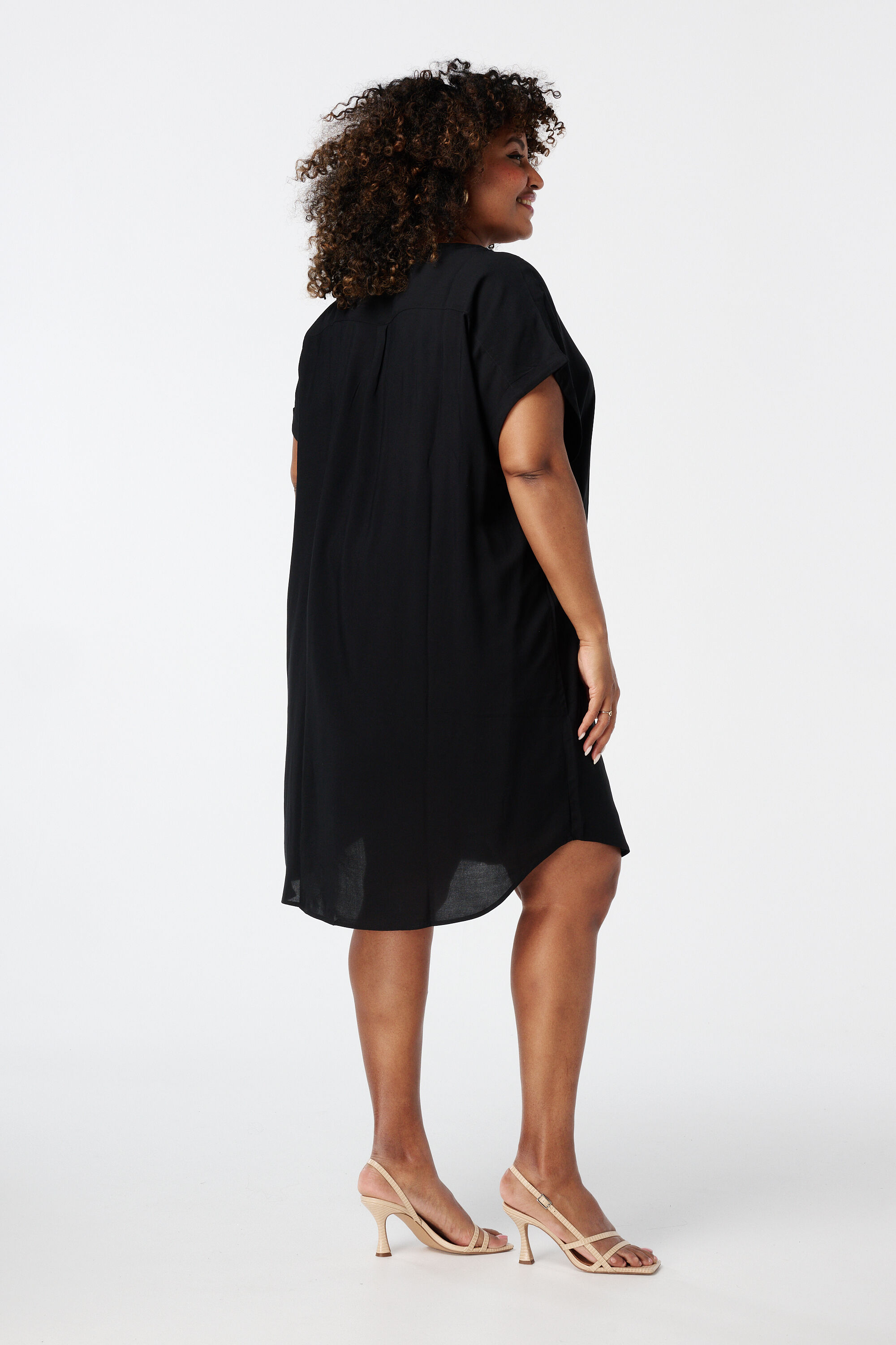 Ruimvallende jurk met v-hals image number 3