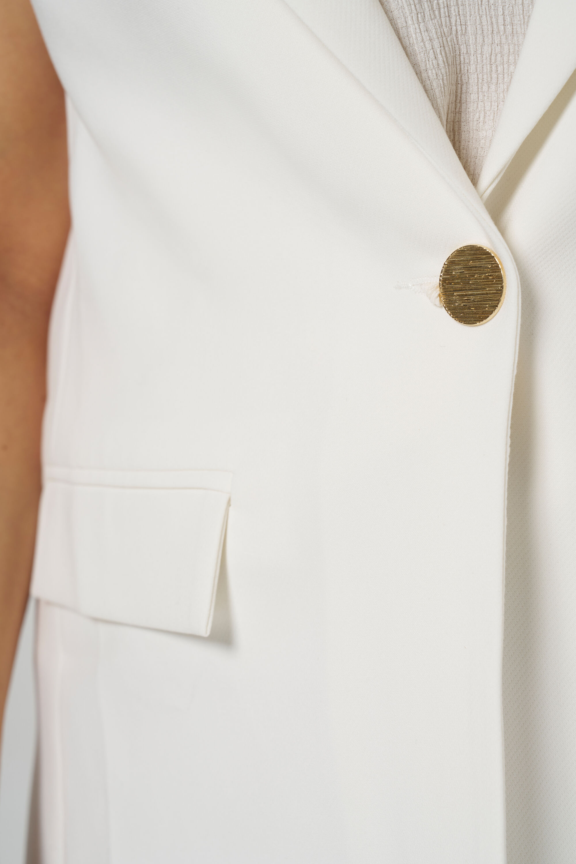 Gilet met gouden knopen image number 4