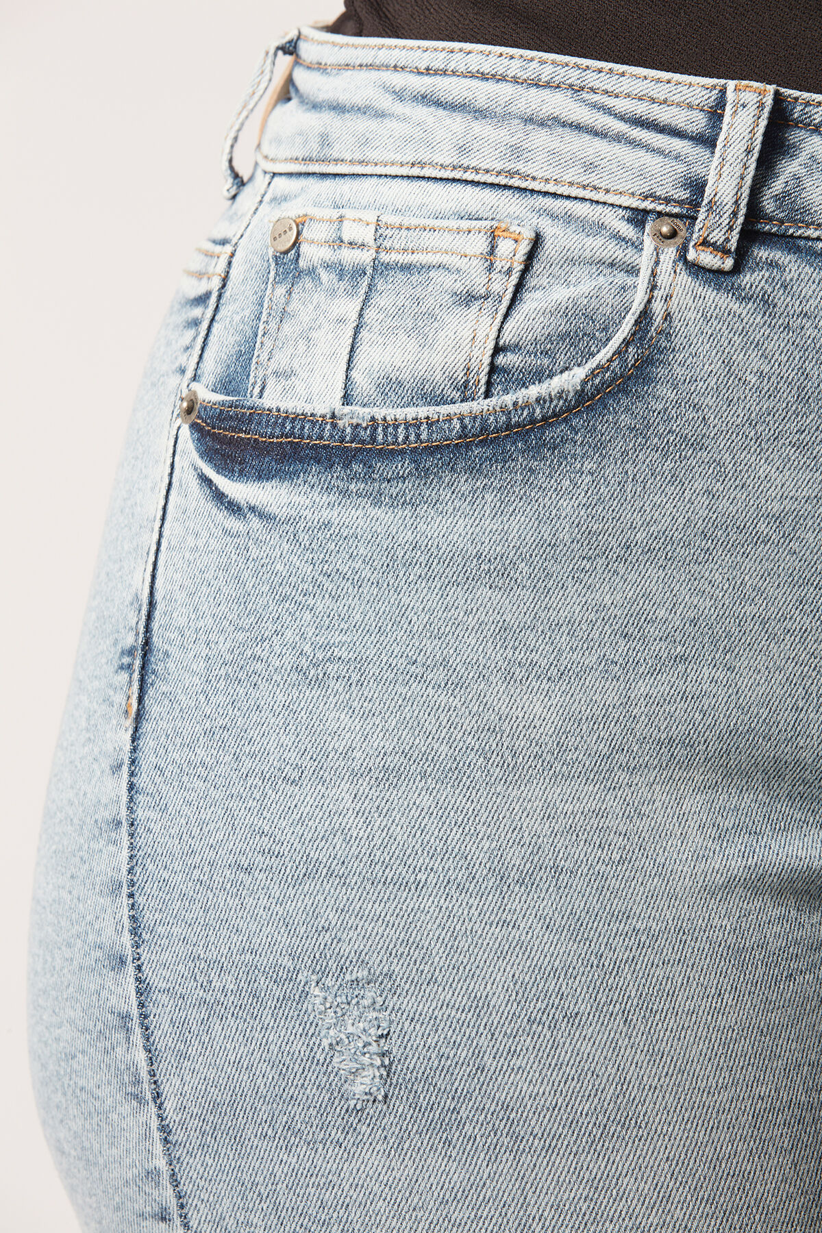 A fit high waist jeans bleach image number 6