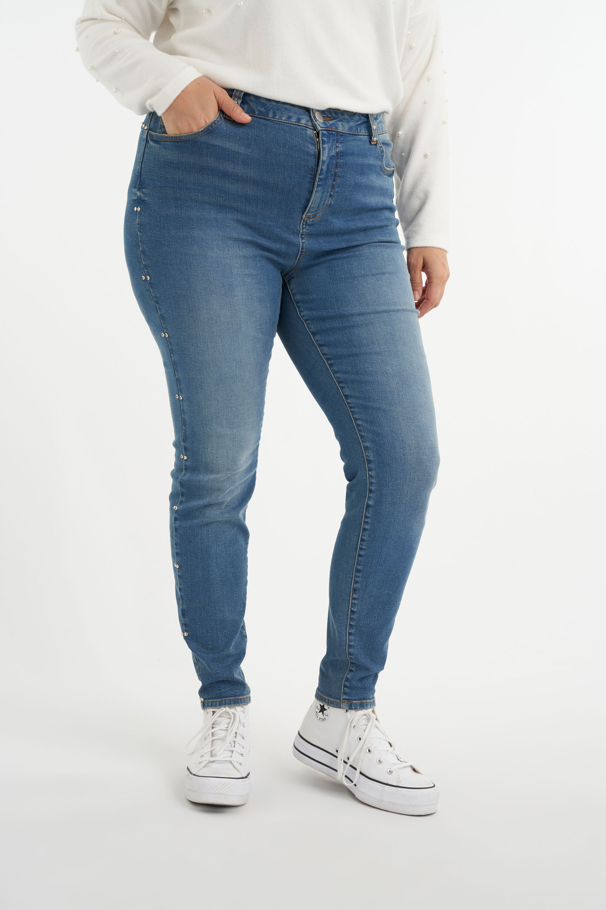 Jeans met studs  image number 4