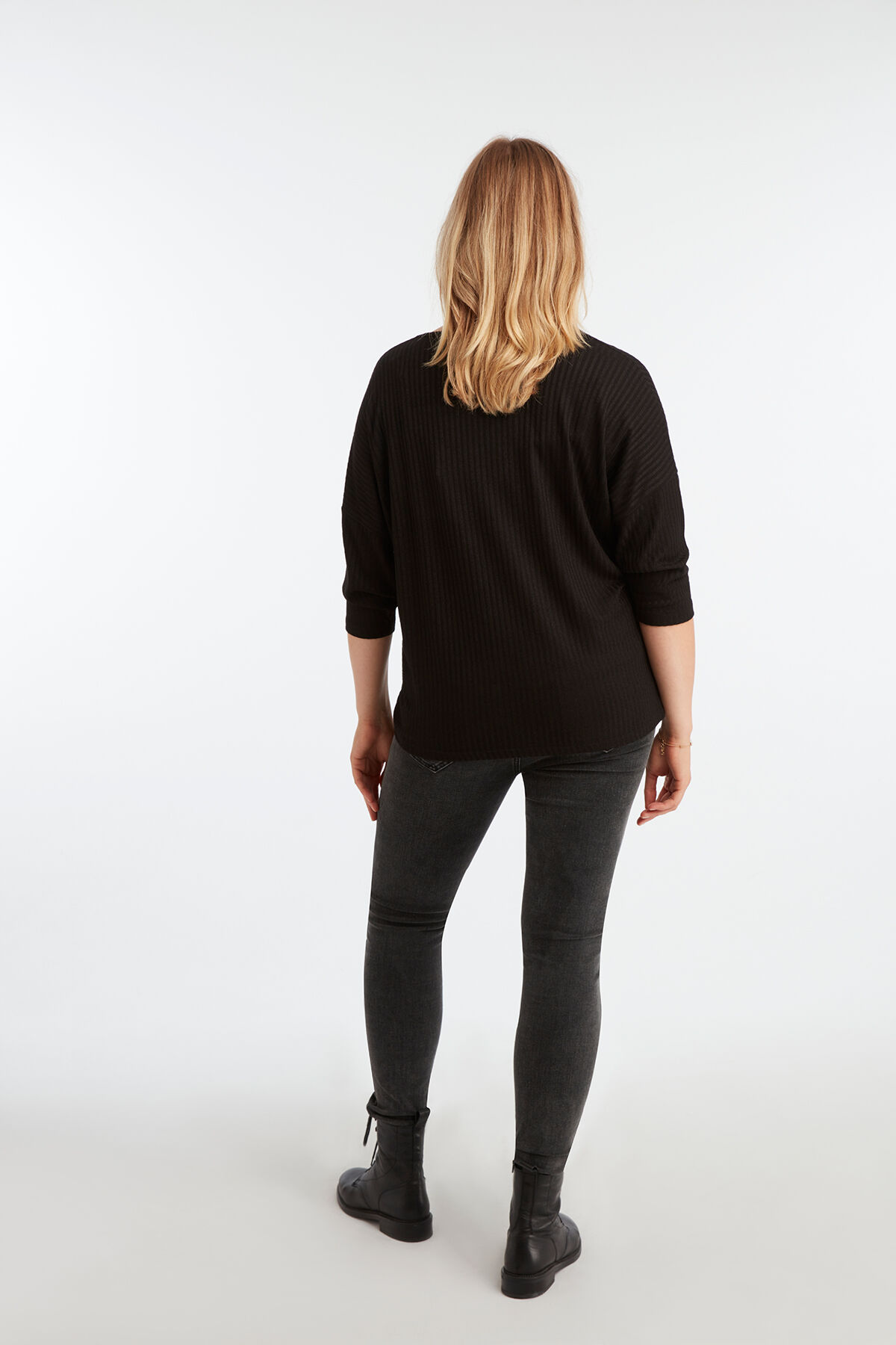 Skinny leg high waist jeans image number 4