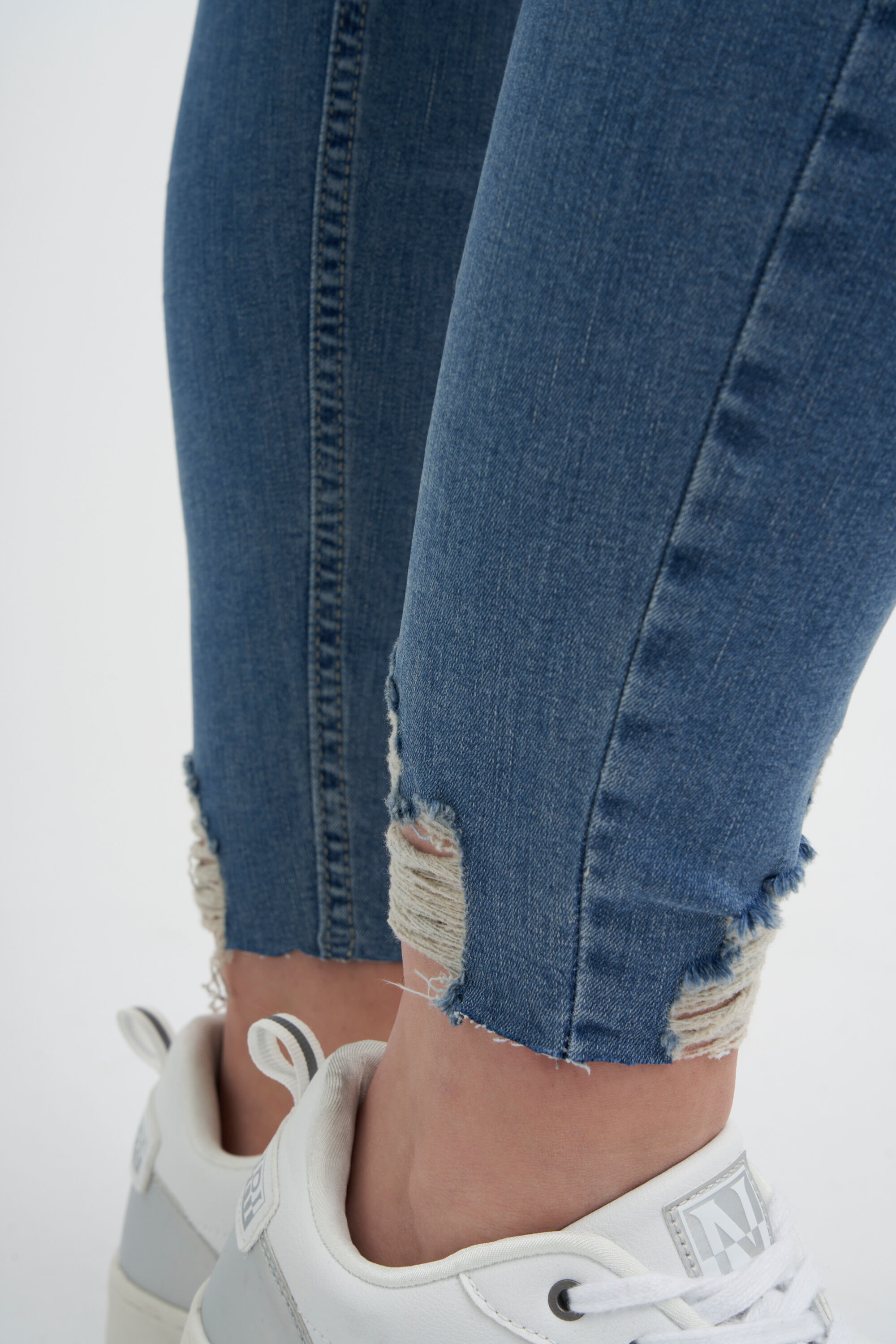 Jeans met destroyed detail image number 4