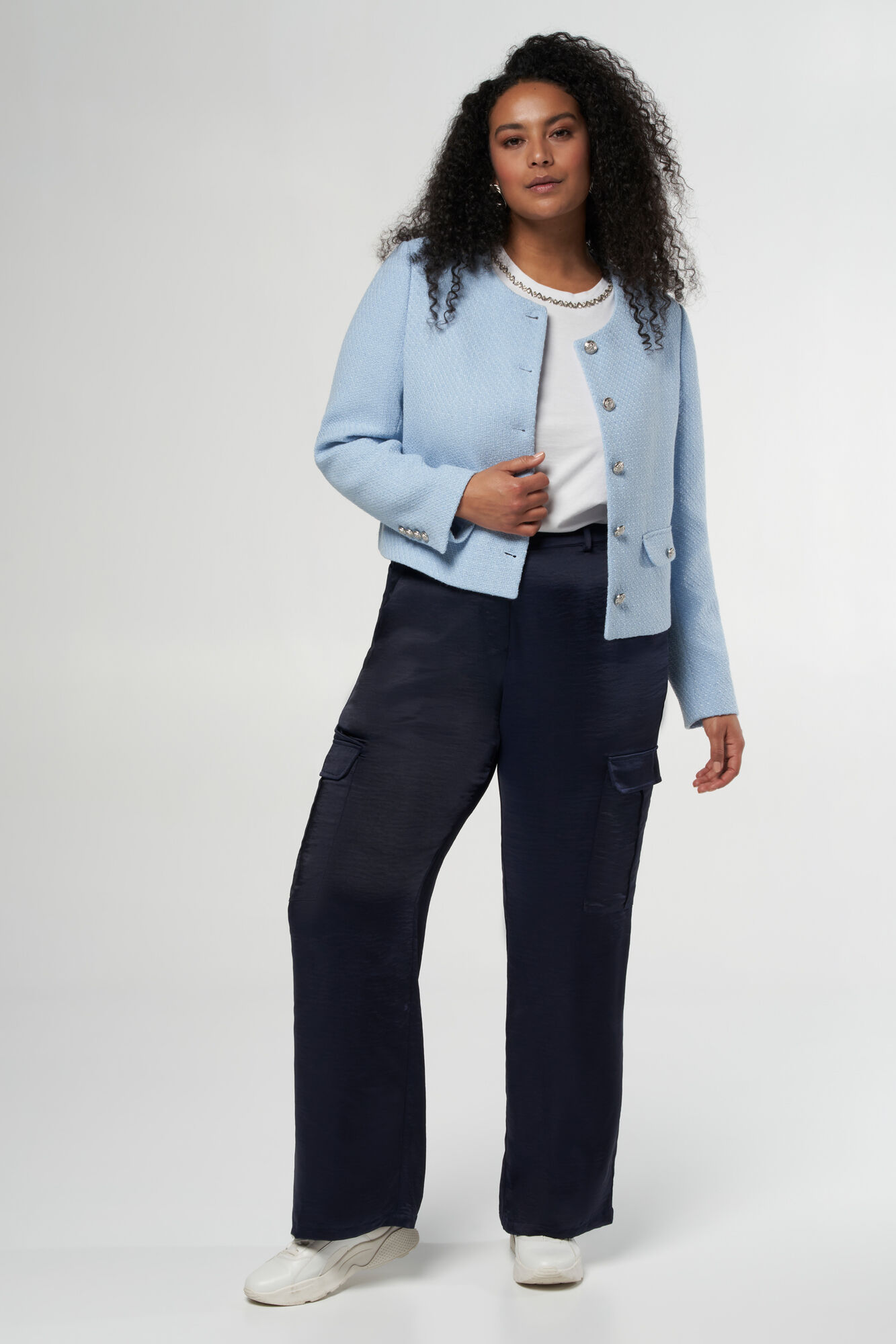 Kort tweed jasje met metalen knopen image number 5