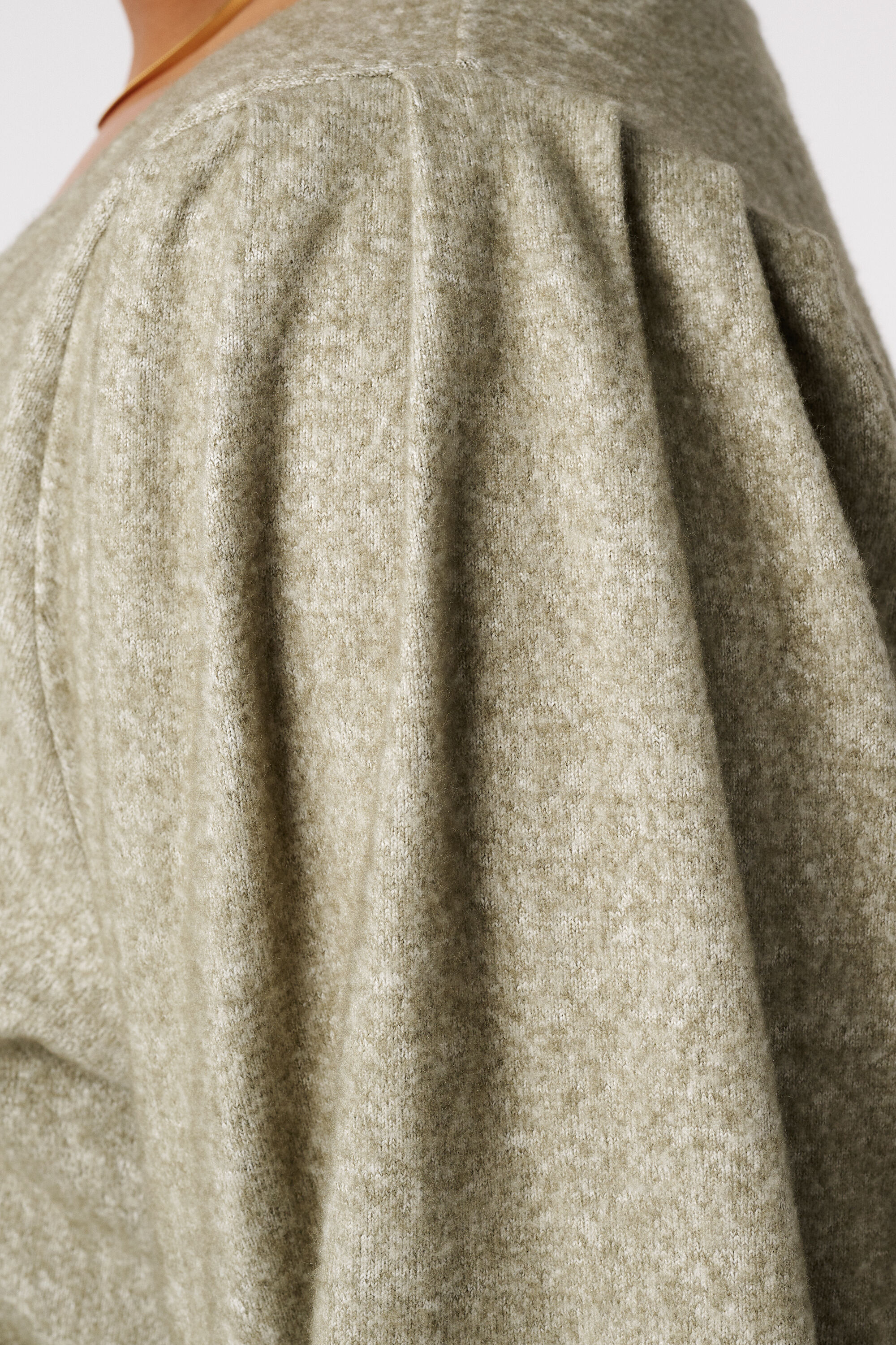 Fijn gebreide trui met pofmouwen image number 6