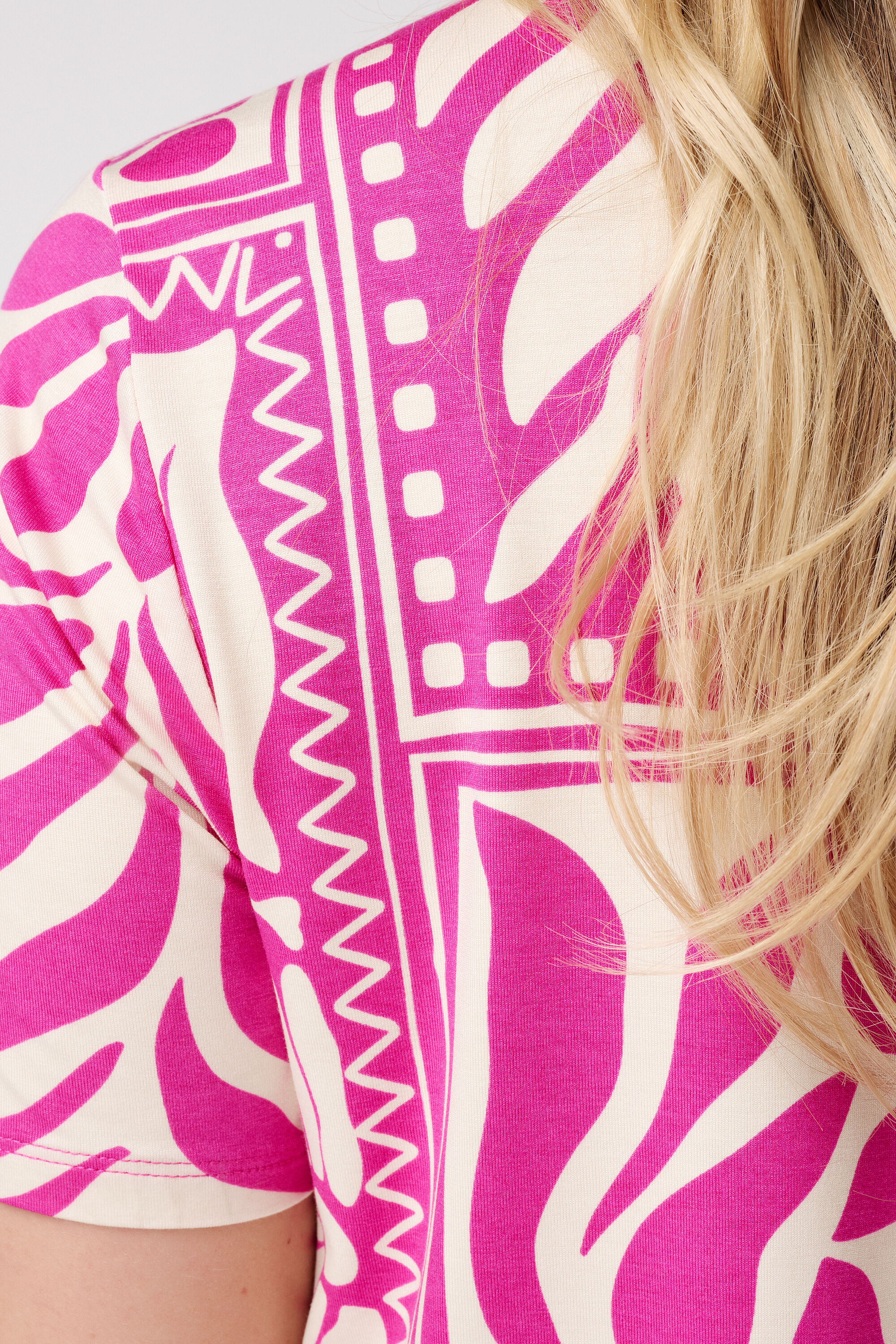 T-shirt met print en v-hals image number 6