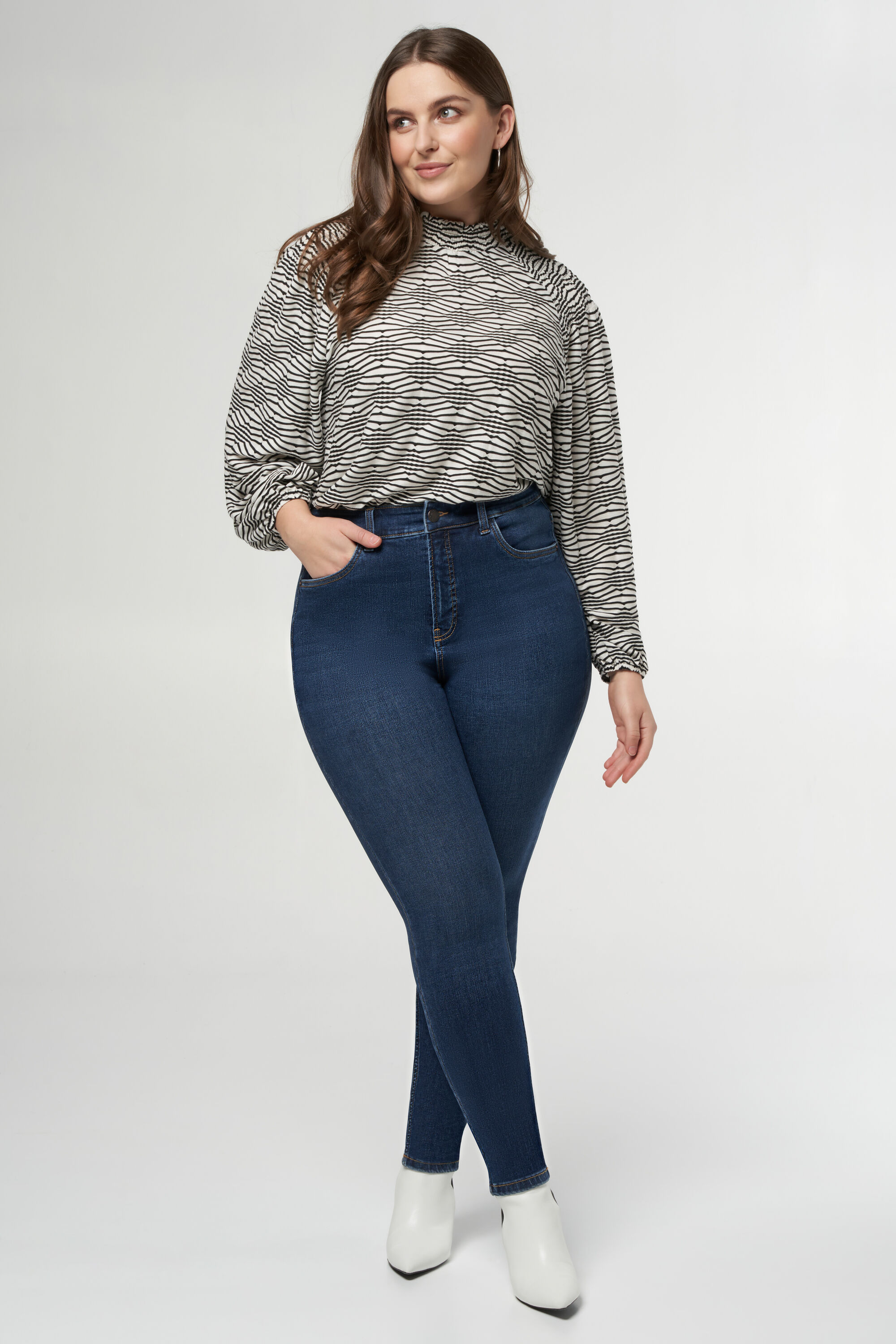 Skinny leg high waist jeans CHERRY image number 6