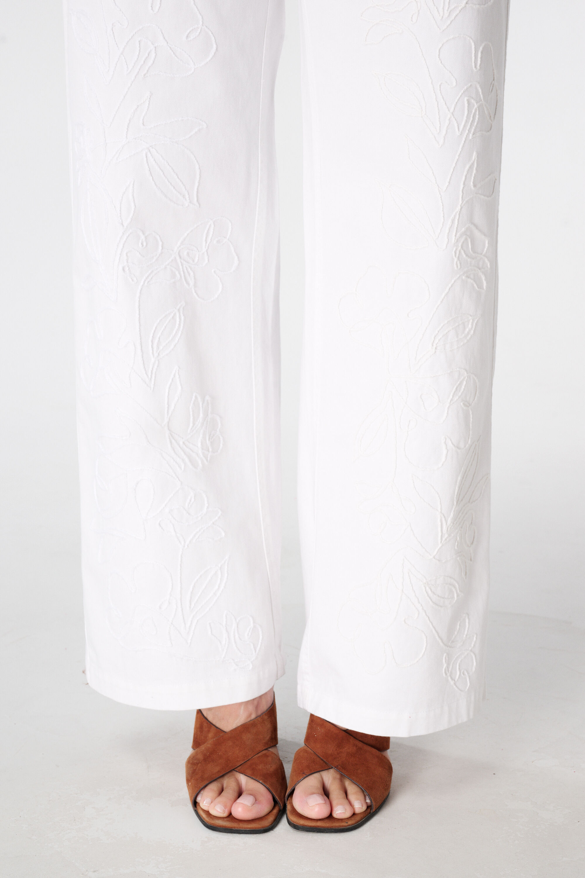 Wide leg jeans met embroidery image number 4
