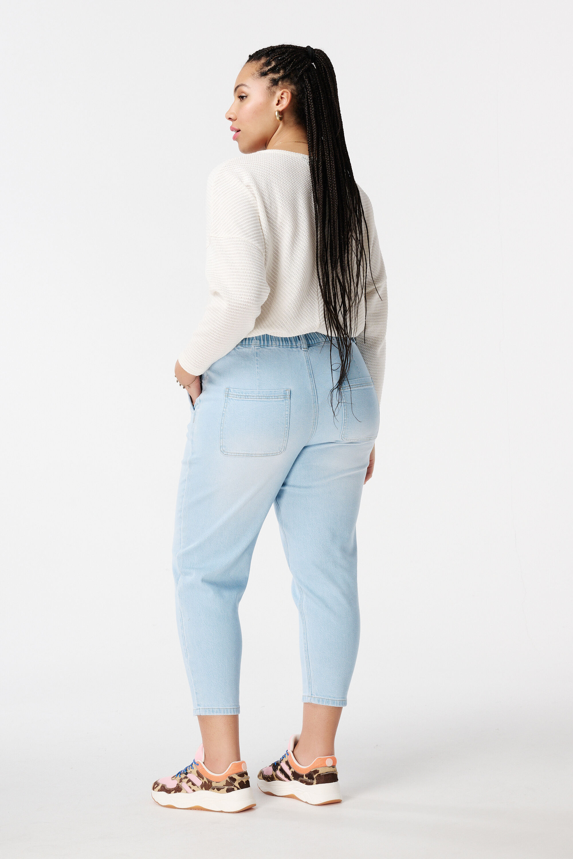 Tapered jeans met elastische taille image number 3