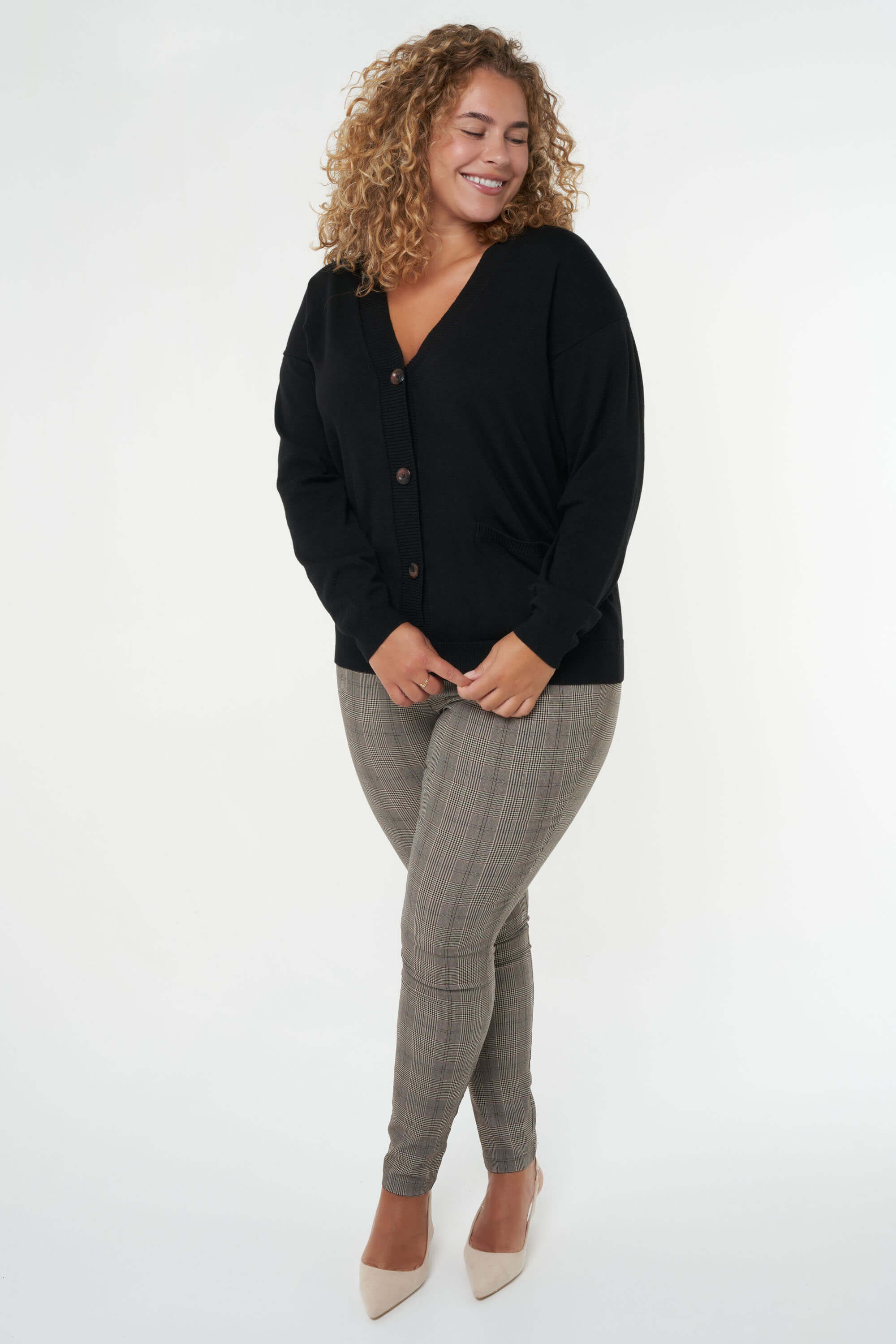 Fijngebreid vest met knopen image number 6