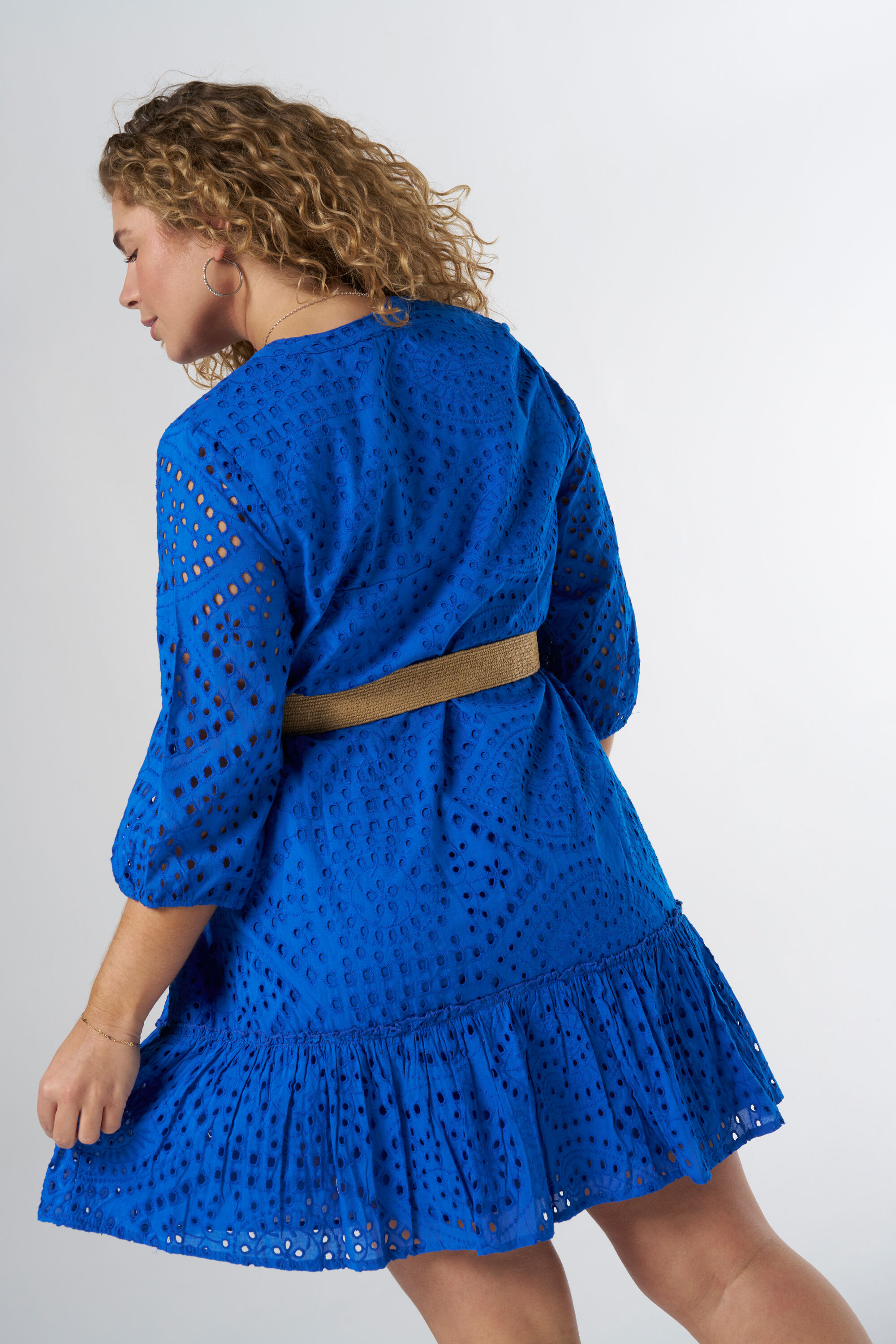 Korte jurk met broderie en riem image number 3