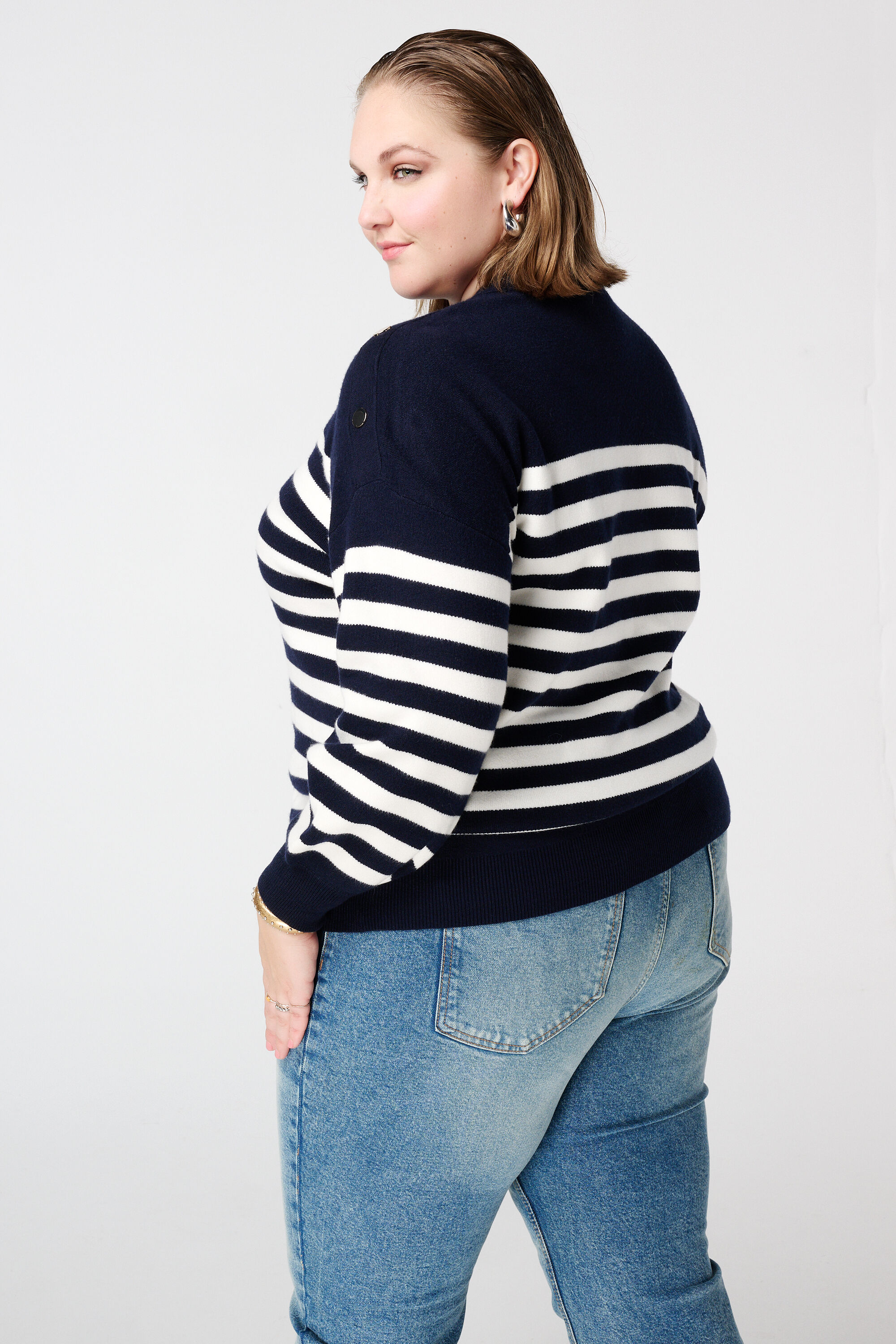 Gestreepte trui met knoopdetail image number 3