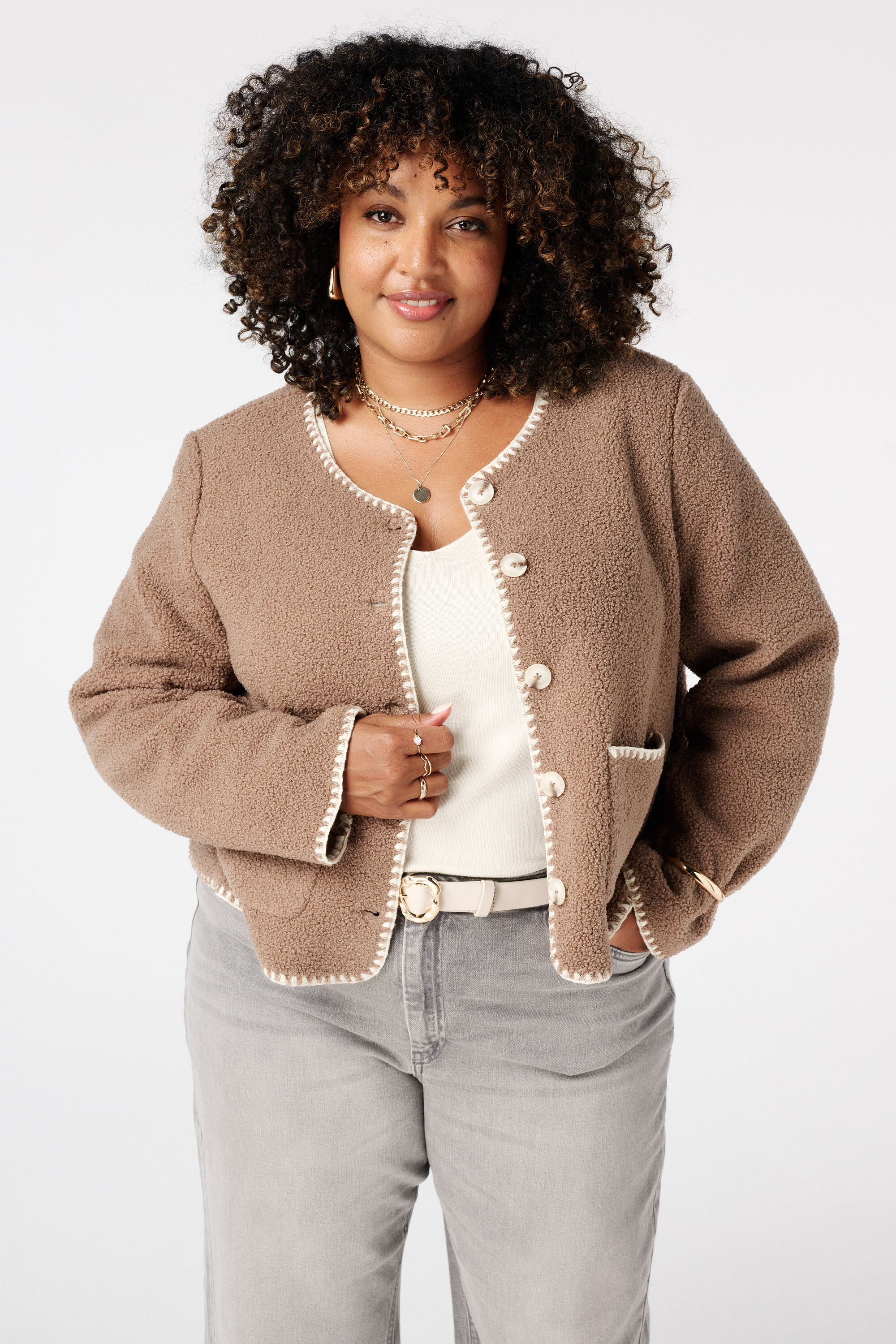 Teddy jasje met sierstiksels en knoopsluiting