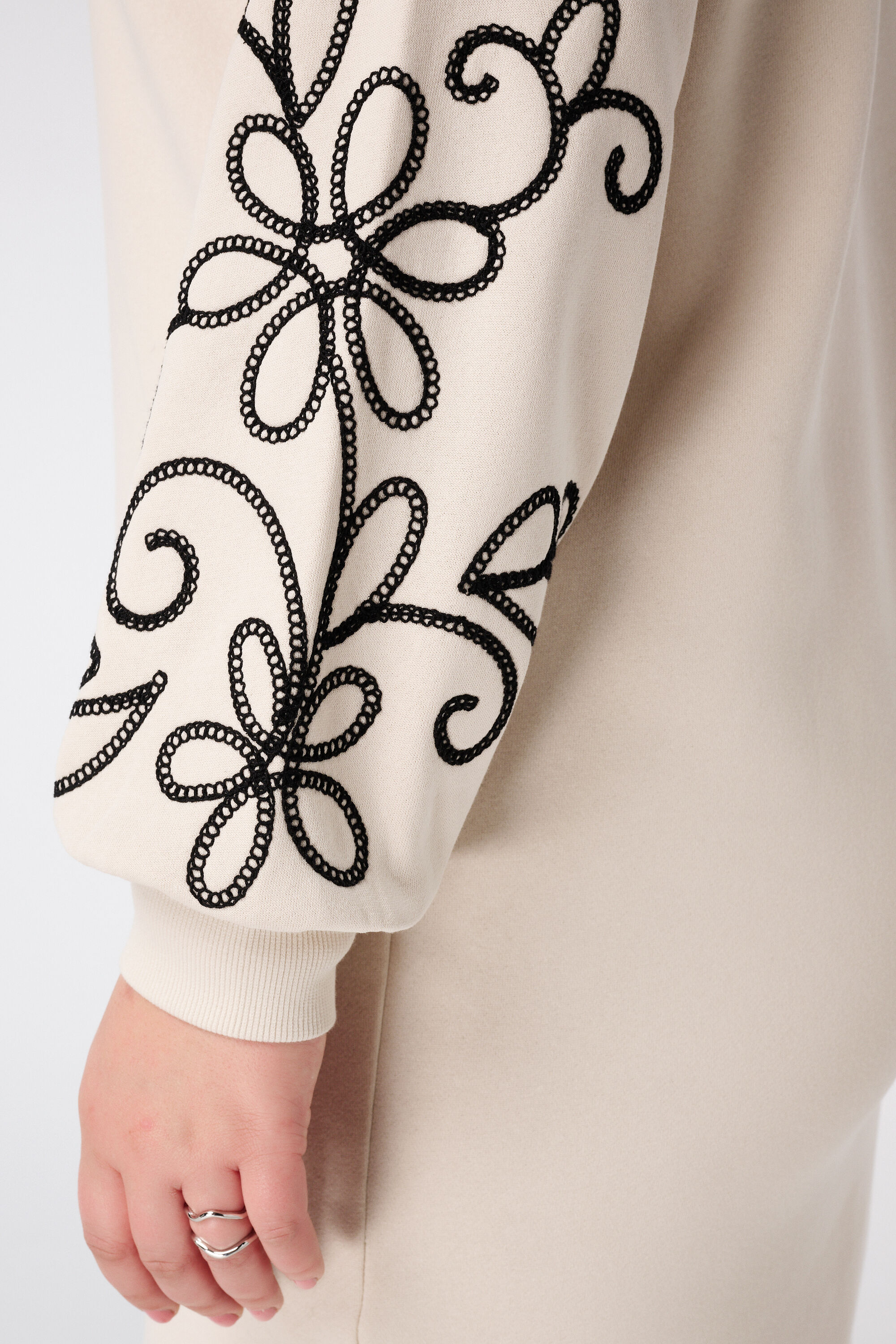 Sweater dress met broderie details image number 6