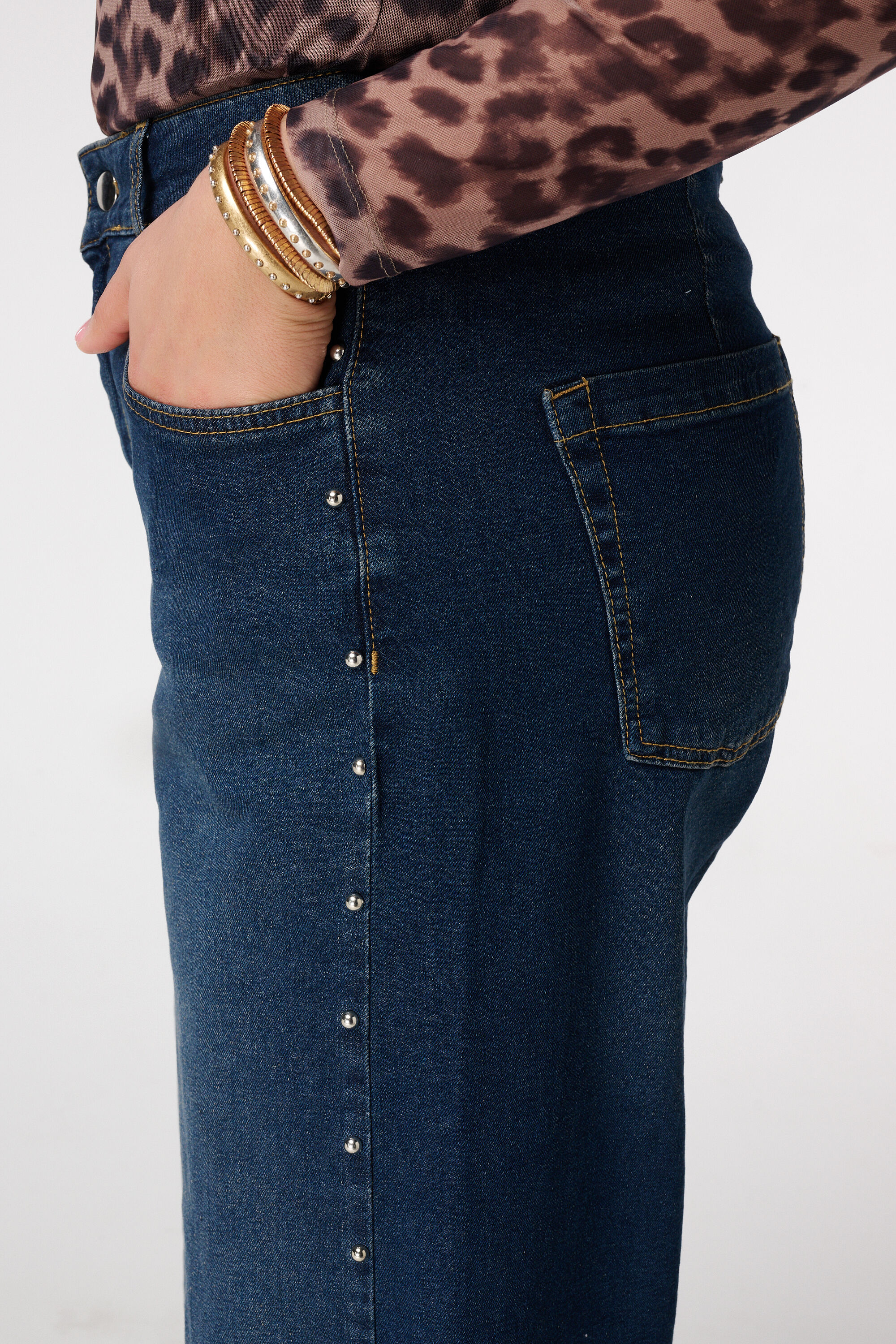 Wide leg jeans met studs image number 4