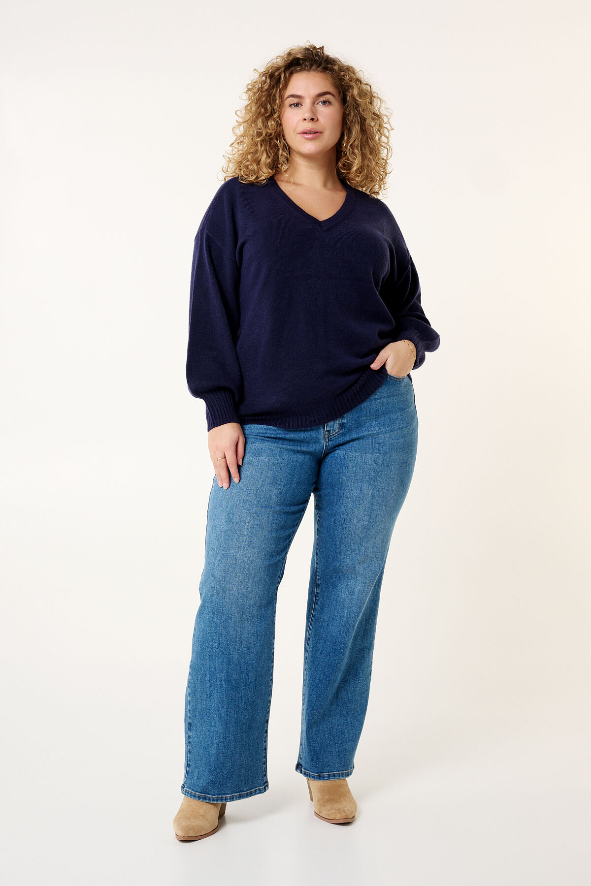 Fijn gebreide trui met v-hals image number 5