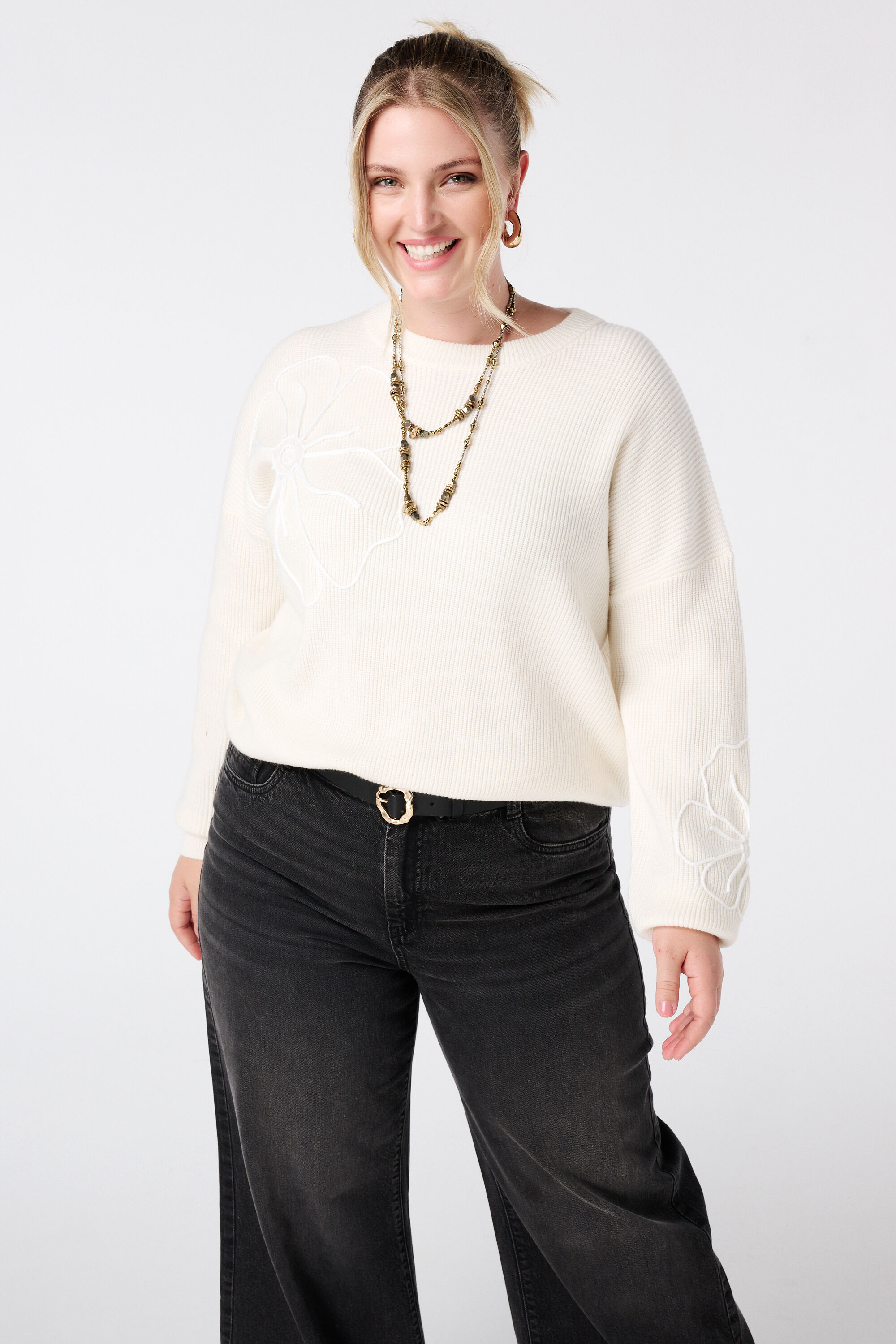 Trui met geborduurde bloemen