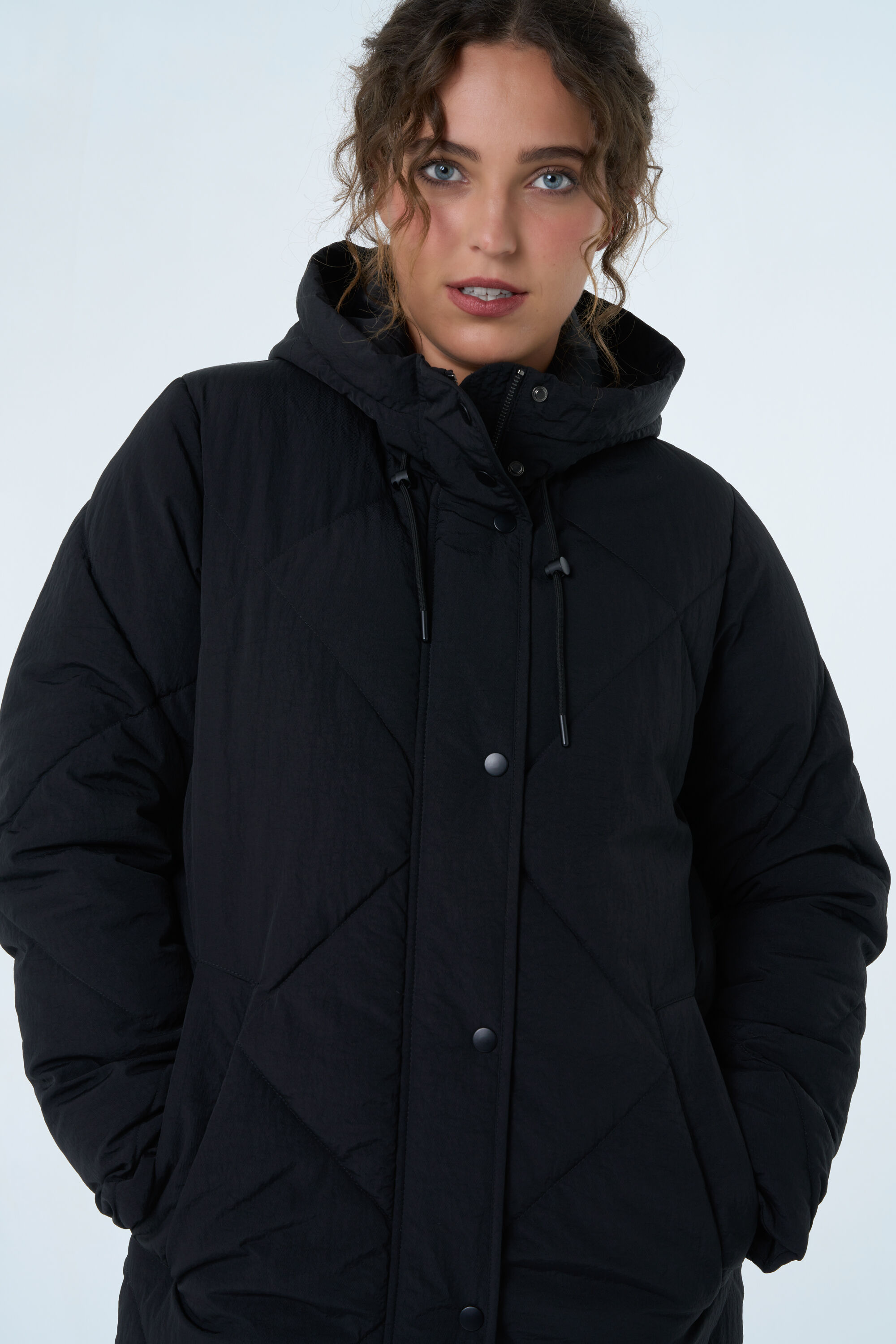 Lange gewatteerde jas met capuchon image number 6