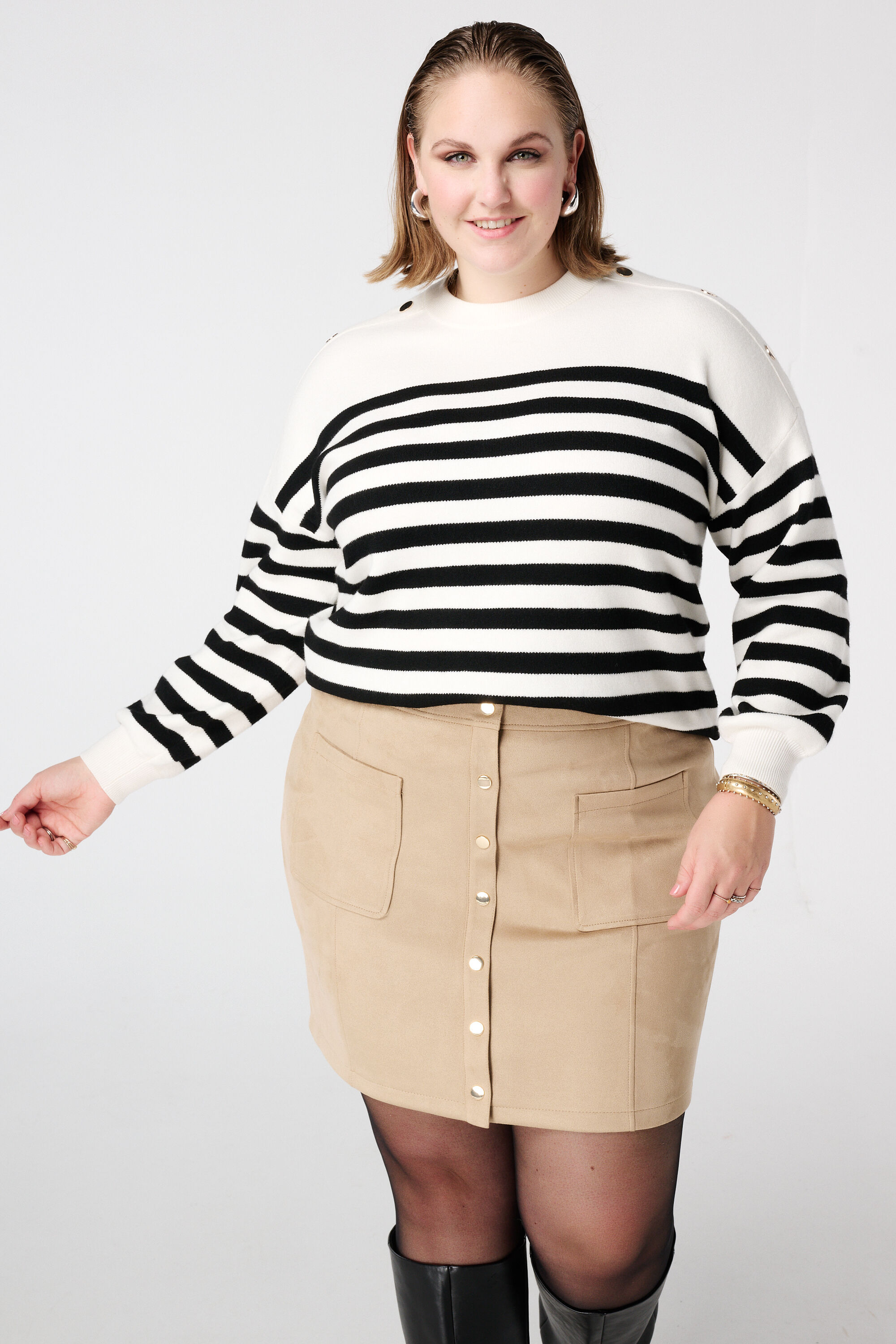 Gestreepte trui met knoopdetail